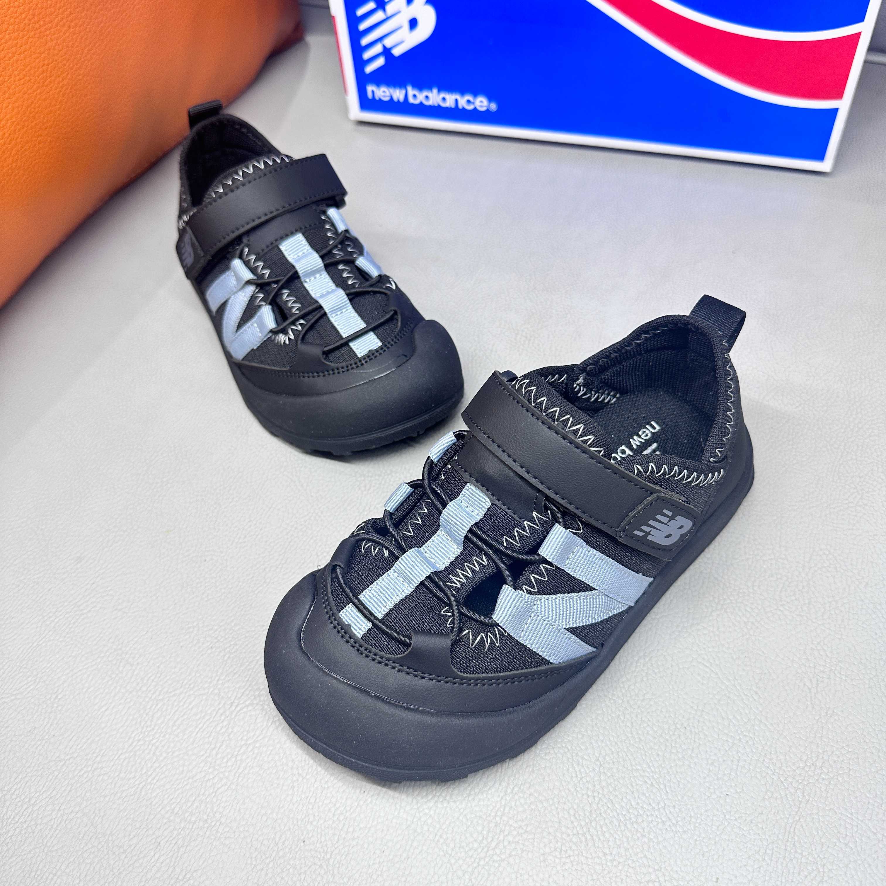 图片[9]-🔗 NB3205 魔术贴松紧带儿童溯溪软底儿童沙滩凉鞋透气网孔 🦶尺码：23-37码 🌟\”夏日必备！👶 NB3205 凉鞋的新魔法✨：踩沙不止乐趣，舒适度MAX !\”👣 🧦这双NB3205儿童凉鞋💖不仅设计时尚，还超级贴心哦！🌟它们采用了超方便的魔术贴设计，让小脚丫穿脱自如，就像变魔术一样快手快脚！快手快手✨ 🏖️想象一下，炎炎夏日，孩子们在金色沙滩上自由奔跑，每一步都留下快乐的脚印。👣这款凉鞋的露趾设计，让小脚丫随时感受海风的轻拂，清凉一夏，无拘无束！🌬️ 👣而且，它们的软底设计超级亲肤，走路如走在云端，无论是嬉戏玩耍还是海边漫步，都能给小脚丫最温柔的呵护。棉花糖般的舒适体验，你值得拥有！棉花糖棉花糖🍦-选品中心