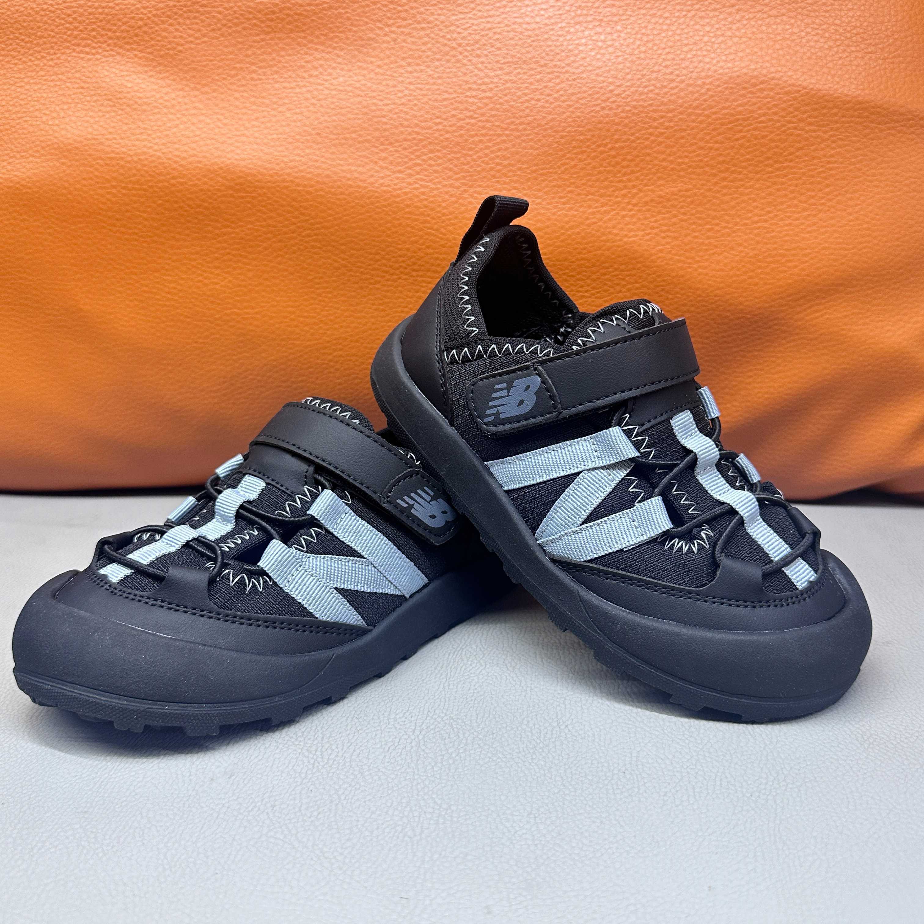 图片[6]-🔗 NB3205 魔术贴松紧带儿童溯溪软底儿童沙滩凉鞋透气网孔 🦶尺码：23-37码 🌟\”夏日必备！👶 NB3205 凉鞋的新魔法✨：踩沙不止乐趣，舒适度MAX !\”👣 🧦这双NB3205儿童凉鞋💖不仅设计时尚，还超级贴心哦！🌟它们采用了超方便的魔术贴设计，让小脚丫穿脱自如，就像变魔术一样快手快脚！快手快手✨ 🏖️想象一下，炎炎夏日，孩子们在金色沙滩上自由奔跑，每一步都留下快乐的脚印。👣这款凉鞋的露趾设计，让小脚丫随时感受海风的轻拂，清凉一夏，无拘无束！🌬️ 👣而且，它们的软底设计超级亲肤，走路如走在云端，无论是嬉戏玩耍还是海边漫步，都能给小脚丫最温柔的呵护。棉花糖般的舒适体验，你值得拥有！棉花糖棉花糖🍦-选品中心