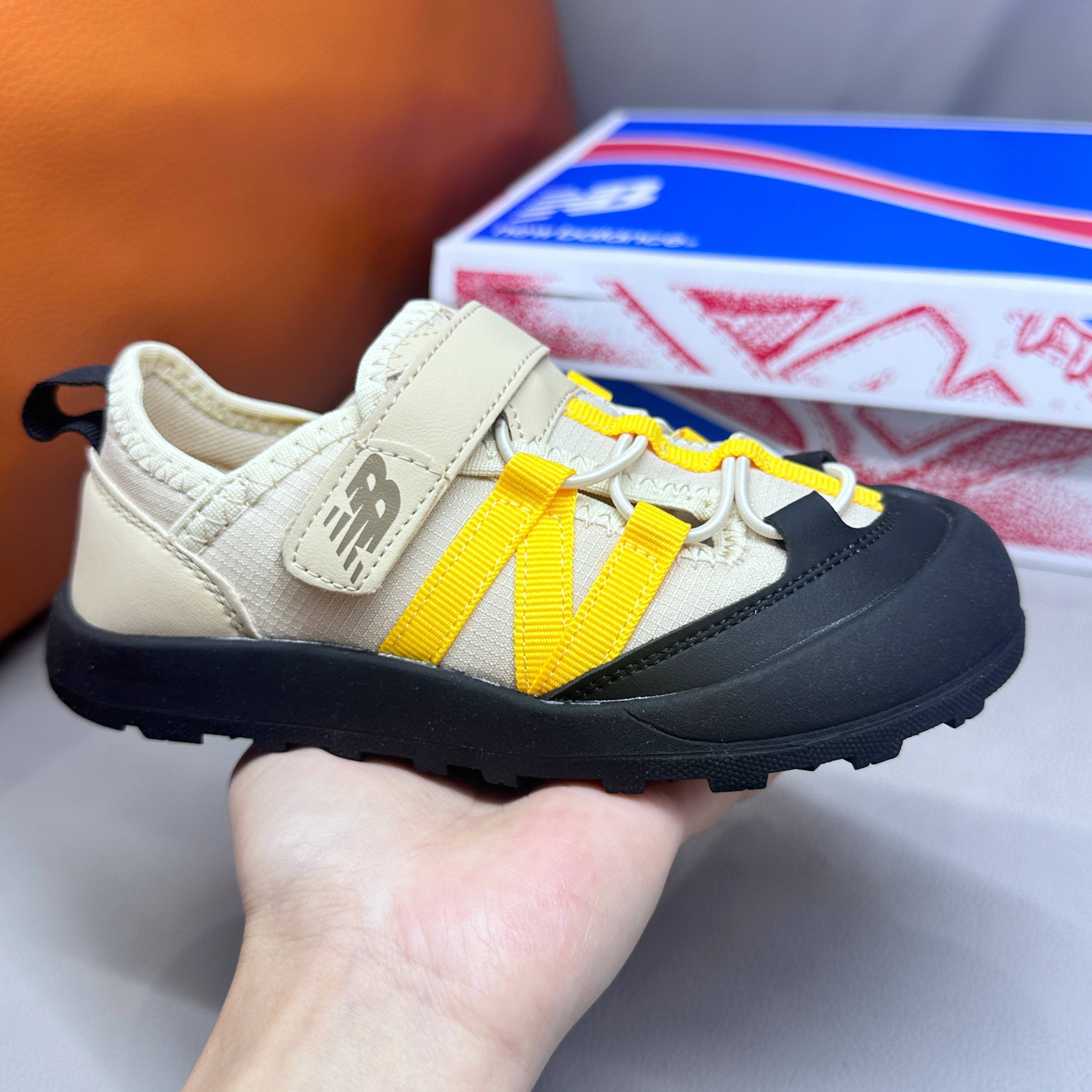 图片[3]-🔗 NB3205 魔术贴松紧带儿童溯溪软底儿童沙滩凉鞋透气网孔 🦶尺码：23-37码 🌟\”夏日必备！👶 NB3205 凉鞋的新魔法✨：踩沙不止乐趣，舒适度MAX !\”👣 🧦这双NB3205儿童凉鞋💖不仅设计时尚，还超级贴心哦！🌟它们采用了超方便的魔术贴设计，让小脚丫穿脱自如，就像变魔术一样快手快脚！快手快手✨ 🏖️想象一下，炎炎夏日，孩子们在金色沙滩上自由奔跑，每一步都留下快乐的脚印。👣这款凉鞋的露趾设计，让小脚丫随时感受海风的轻拂，清凉一夏，无拘无束！🌬️ 👣而且，它们的软底设计超级亲肤，走路如走在云端，无论是嬉戏玩耍还是海边漫步，都能给小脚丫最温柔的呵护。棉花糖般的舒适体验，你值得拥有！棉花糖棉花糖🍦-选品中心