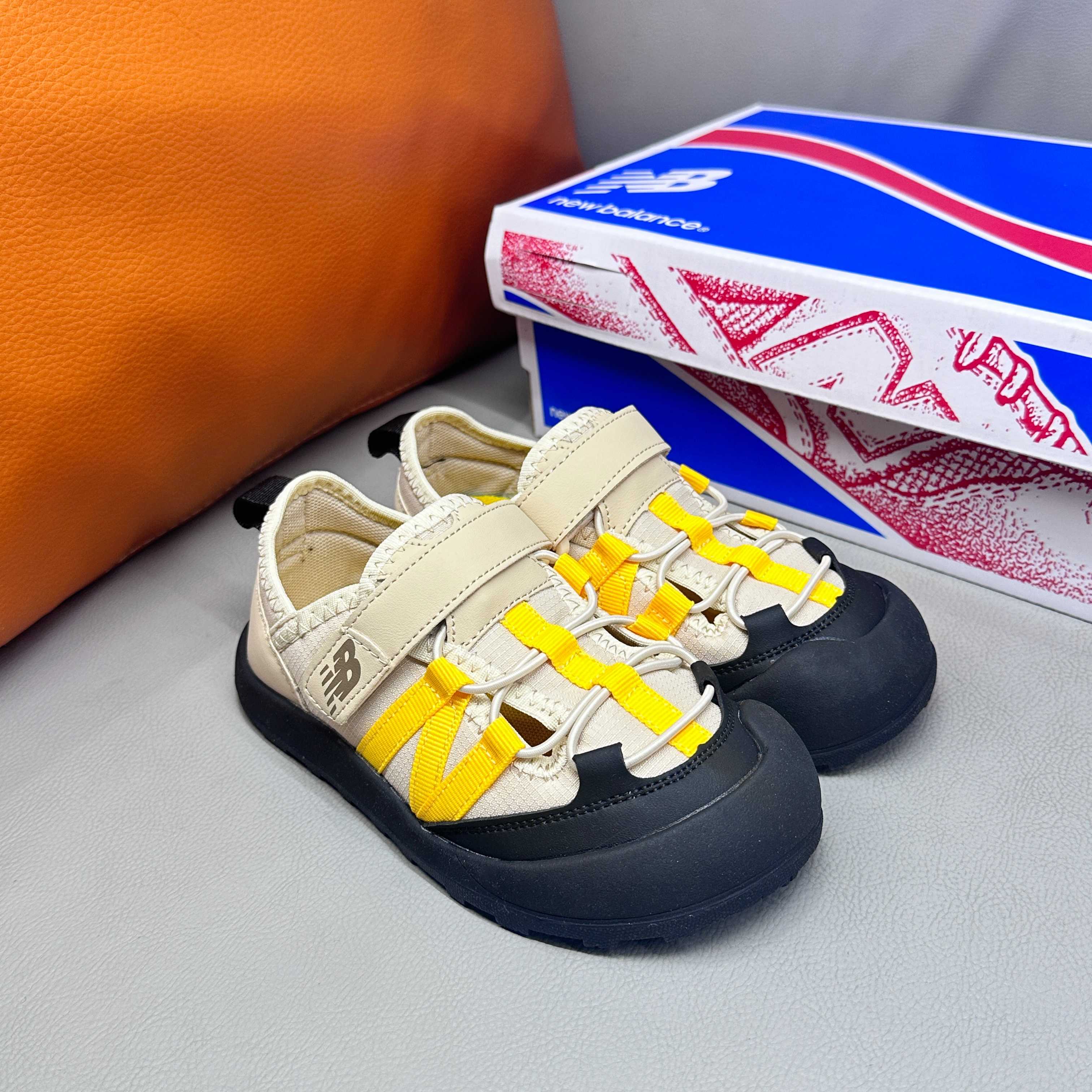 图片[2]-🔗 NB3205 魔术贴松紧带儿童溯溪软底儿童沙滩凉鞋透气网孔 🦶尺码：23-37码 🌟\”夏日必备！👶 NB3205 凉鞋的新魔法✨：踩沙不止乐趣，舒适度MAX !\”👣 🧦这双NB3205儿童凉鞋💖不仅设计时尚，还超级贴心哦！🌟它们采用了超方便的魔术贴设计，让小脚丫穿脱自如，就像变魔术一样快手快脚！快手快手✨ 🏖️想象一下，炎炎夏日，孩子们在金色沙滩上自由奔跑，每一步都留下快乐的脚印。👣这款凉鞋的露趾设计，让小脚丫随时感受海风的轻拂，清凉一夏，无拘无束！🌬️ 👣而且，它们的软底设计超级亲肤，走路如走在云端，无论是嬉戏玩耍还是海边漫步，都能给小脚丫最温柔的呵护。棉花糖般的舒适体验，你值得拥有！棉花糖棉花糖🍦-选品中心