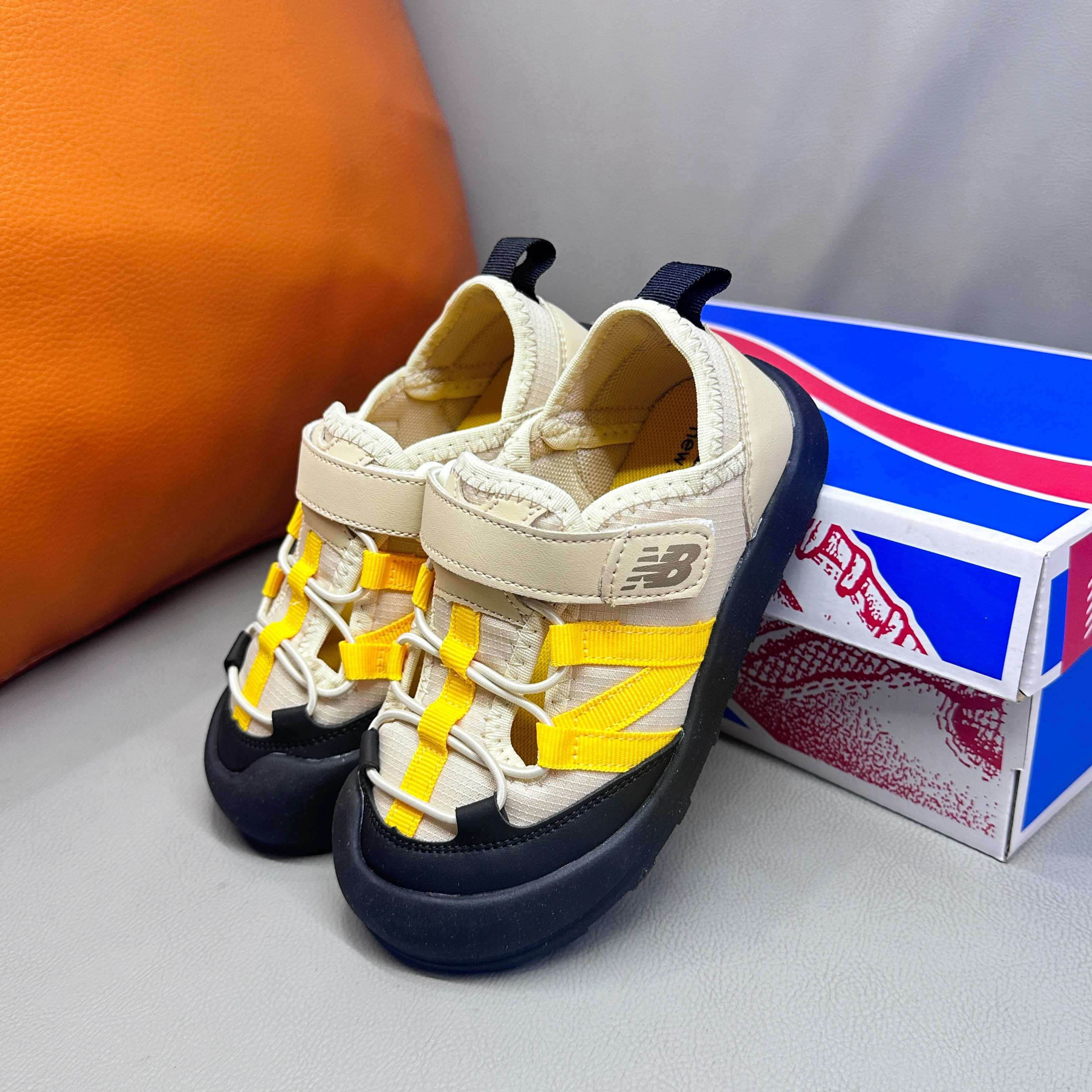 图片[4]-🔗 NB3205 魔术贴松紧带儿童溯溪软底儿童沙滩凉鞋透气网孔 🦶尺码：23-37码 🌟\”夏日必备！👶 NB3205 凉鞋的新魔法✨：踩沙不止乐趣，舒适度MAX !\”👣 🧦这双NB3205儿童凉鞋💖不仅设计时尚，还超级贴心哦！🌟它们采用了超方便的魔术贴设计，让小脚丫穿脱自如，就像变魔术一样快手快脚！快手快手✨ 🏖️想象一下，炎炎夏日，孩子们在金色沙滩上自由奔跑，每一步都留下快乐的脚印。👣这款凉鞋的露趾设计，让小脚丫随时感受海风的轻拂，清凉一夏，无拘无束！🌬️ 👣而且，它们的软底设计超级亲肤，走路如走在云端，无论是嬉戏玩耍还是海边漫步，都能给小脚丫最温柔的呵护。棉花糖般的舒适体验，你值得拥有！棉花糖棉花糖🍦-选品中心