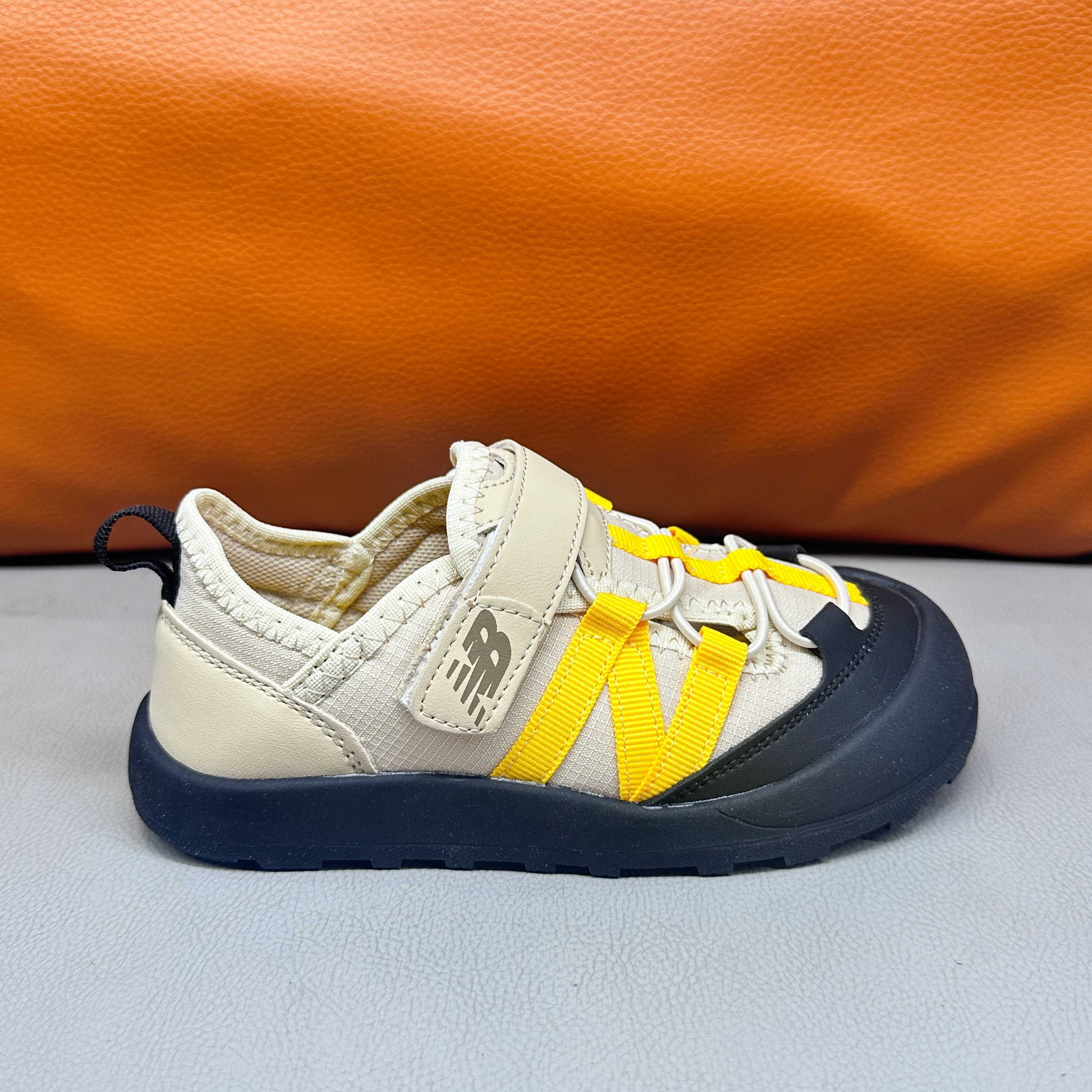 图片[5]-🔗 NB3205 魔术贴松紧带儿童溯溪软底儿童沙滩凉鞋透气网孔 🦶尺码：23-37码 🌟\”夏日必备！👶 NB3205 凉鞋的新魔法✨：踩沙不止乐趣，舒适度MAX !\”👣 🧦这双NB3205儿童凉鞋💖不仅设计时尚，还超级贴心哦！🌟它们采用了超方便的魔术贴设计，让小脚丫穿脱自如，就像变魔术一样快手快脚！快手快手✨ 🏖️想象一下，炎炎夏日，孩子们在金色沙滩上自由奔跑，每一步都留下快乐的脚印。👣这款凉鞋的露趾设计，让小脚丫随时感受海风的轻拂，清凉一夏，无拘无束！🌬️ 👣而且，它们的软底设计超级亲肤，走路如走在云端，无论是嬉戏玩耍还是海边漫步，都能给小脚丫最温柔的呵护。棉花糖般的舒适体验，你值得拥有！棉花糖棉花糖🍦-选品中心