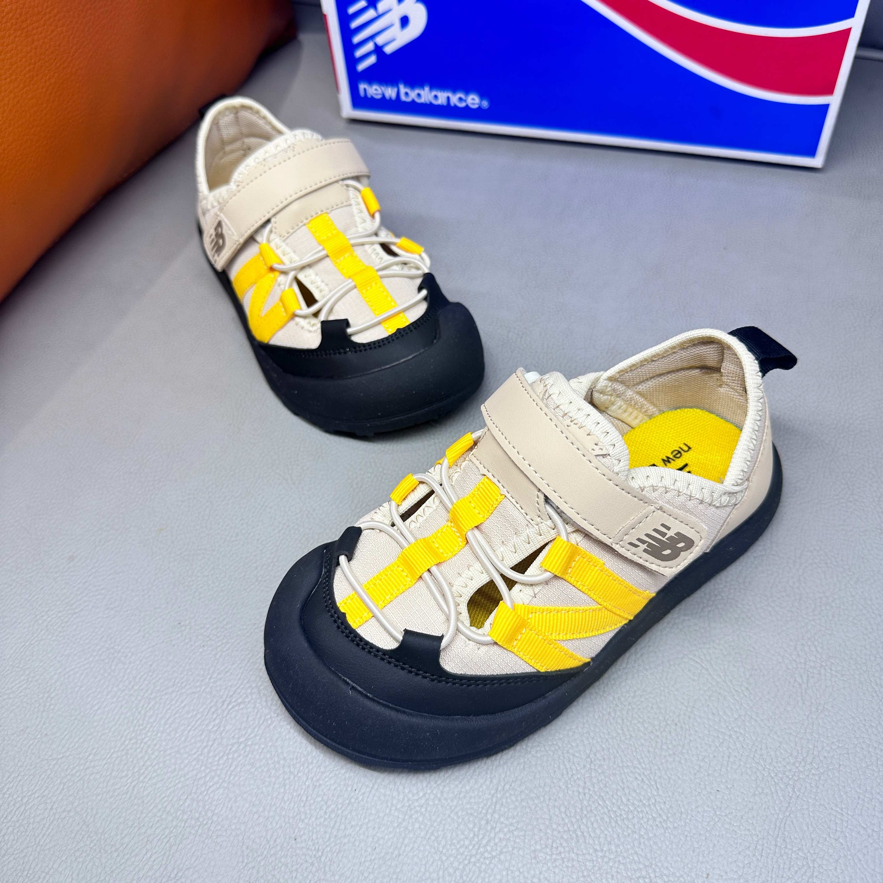 图片[9]-🔗 NB3205 魔术贴松紧带儿童溯溪软底儿童沙滩凉鞋透气网孔 🦶尺码：23-37码 🌟\”夏日必备！👶 NB3205 凉鞋的新魔法✨：踩沙不止乐趣，舒适度MAX !\”👣 🧦这双NB3205儿童凉鞋💖不仅设计时尚，还超级贴心哦！🌟它们采用了超方便的魔术贴设计，让小脚丫穿脱自如，就像变魔术一样快手快脚！快手快手✨ 🏖️想象一下，炎炎夏日，孩子们在金色沙滩上自由奔跑，每一步都留下快乐的脚印。👣这款凉鞋的露趾设计，让小脚丫随时感受海风的轻拂，清凉一夏，无拘无束！🌬️ 👣而且，它们的软底设计超级亲肤，走路如走在云端，无论是嬉戏玩耍还是海边漫步，都能给小脚丫最温柔的呵护。棉花糖般的舒适体验，你值得拥有！棉花糖棉花糖🍦-选品中心