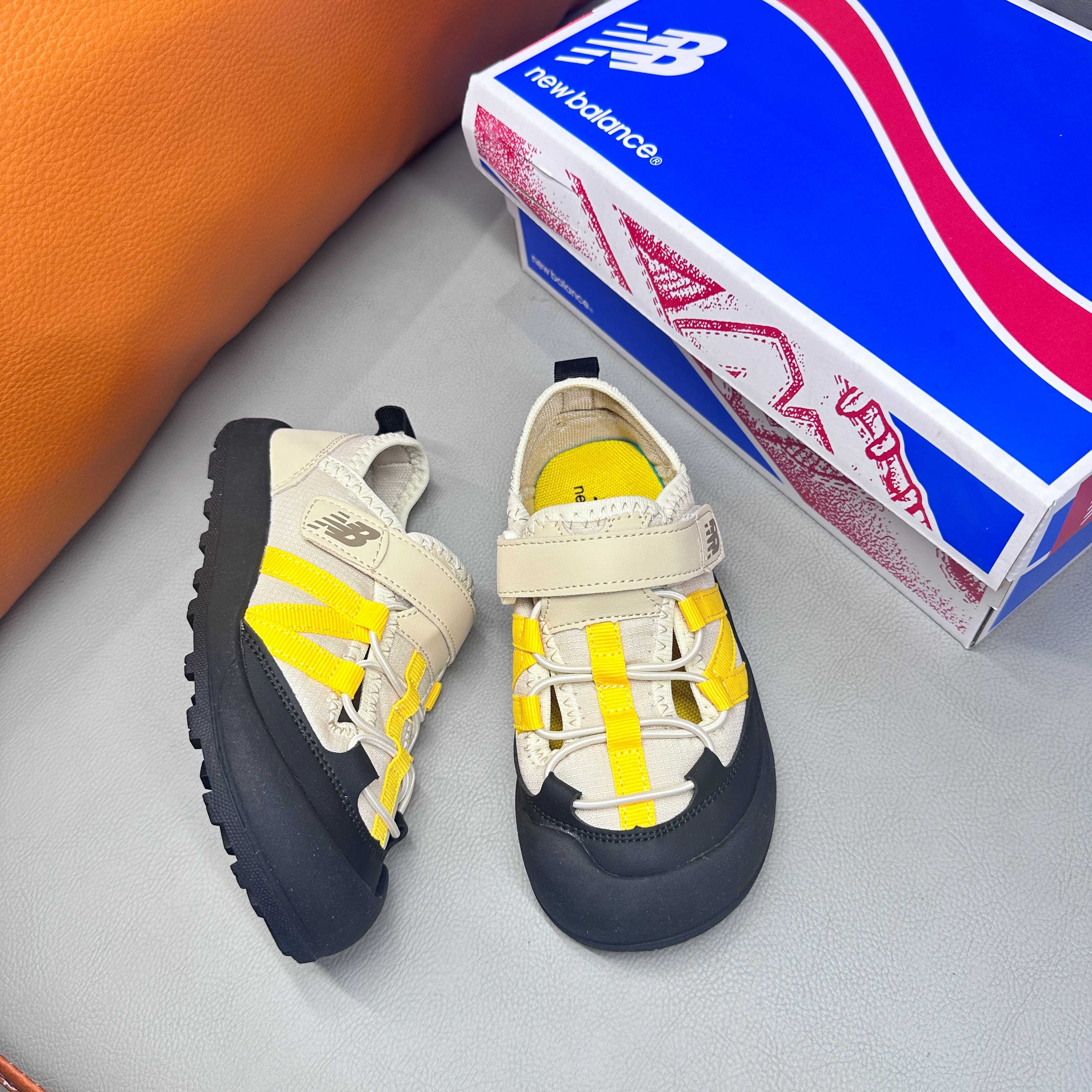 图片[8]-🔗 NB3205 魔术贴松紧带儿童溯溪软底儿童沙滩凉鞋透气网孔 🦶尺码：23-37码 🌟\”夏日必备！👶 NB3205 凉鞋的新魔法✨：踩沙不止乐趣，舒适度MAX !\”👣 🧦这双NB3205儿童凉鞋💖不仅设计时尚，还超级贴心哦！🌟它们采用了超方便的魔术贴设计，让小脚丫穿脱自如，就像变魔术一样快手快脚！快手快手✨ 🏖️想象一下，炎炎夏日，孩子们在金色沙滩上自由奔跑，每一步都留下快乐的脚印。👣这款凉鞋的露趾设计，让小脚丫随时感受海风的轻拂，清凉一夏，无拘无束！🌬️ 👣而且，它们的软底设计超级亲肤，走路如走在云端，无论是嬉戏玩耍还是海边漫步，都能给小脚丫最温柔的呵护。棉花糖般的舒适体验，你值得拥有！棉花糖棉花糖🍦-选品中心