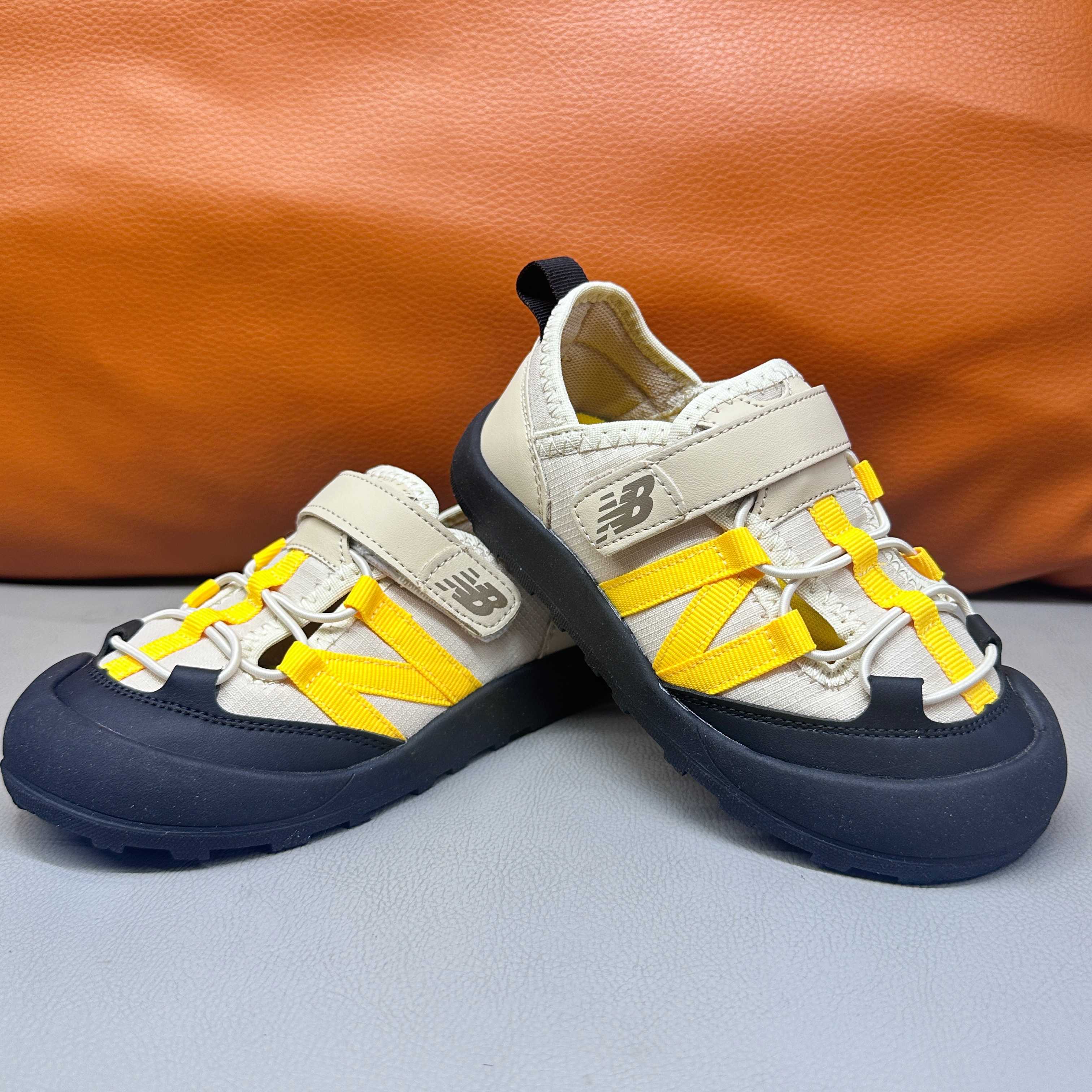 图片[6]-🔗 NB3205 魔术贴松紧带儿童溯溪软底儿童沙滩凉鞋透气网孔 🦶尺码：23-37码 🌟\”夏日必备！👶 NB3205 凉鞋的新魔法✨：踩沙不止乐趣，舒适度MAX !\”👣 🧦这双NB3205儿童凉鞋💖不仅设计时尚，还超级贴心哦！🌟它们采用了超方便的魔术贴设计，让小脚丫穿脱自如，就像变魔术一样快手快脚！快手快手✨ 🏖️想象一下，炎炎夏日，孩子们在金色沙滩上自由奔跑，每一步都留下快乐的脚印。👣这款凉鞋的露趾设计，让小脚丫随时感受海风的轻拂，清凉一夏，无拘无束！🌬️ 👣而且，它们的软底设计超级亲肤，走路如走在云端，无论是嬉戏玩耍还是海边漫步，都能给小脚丫最温柔的呵护。棉花糖般的舒适体验，你值得拥有！棉花糖棉花糖🍦-选品中心