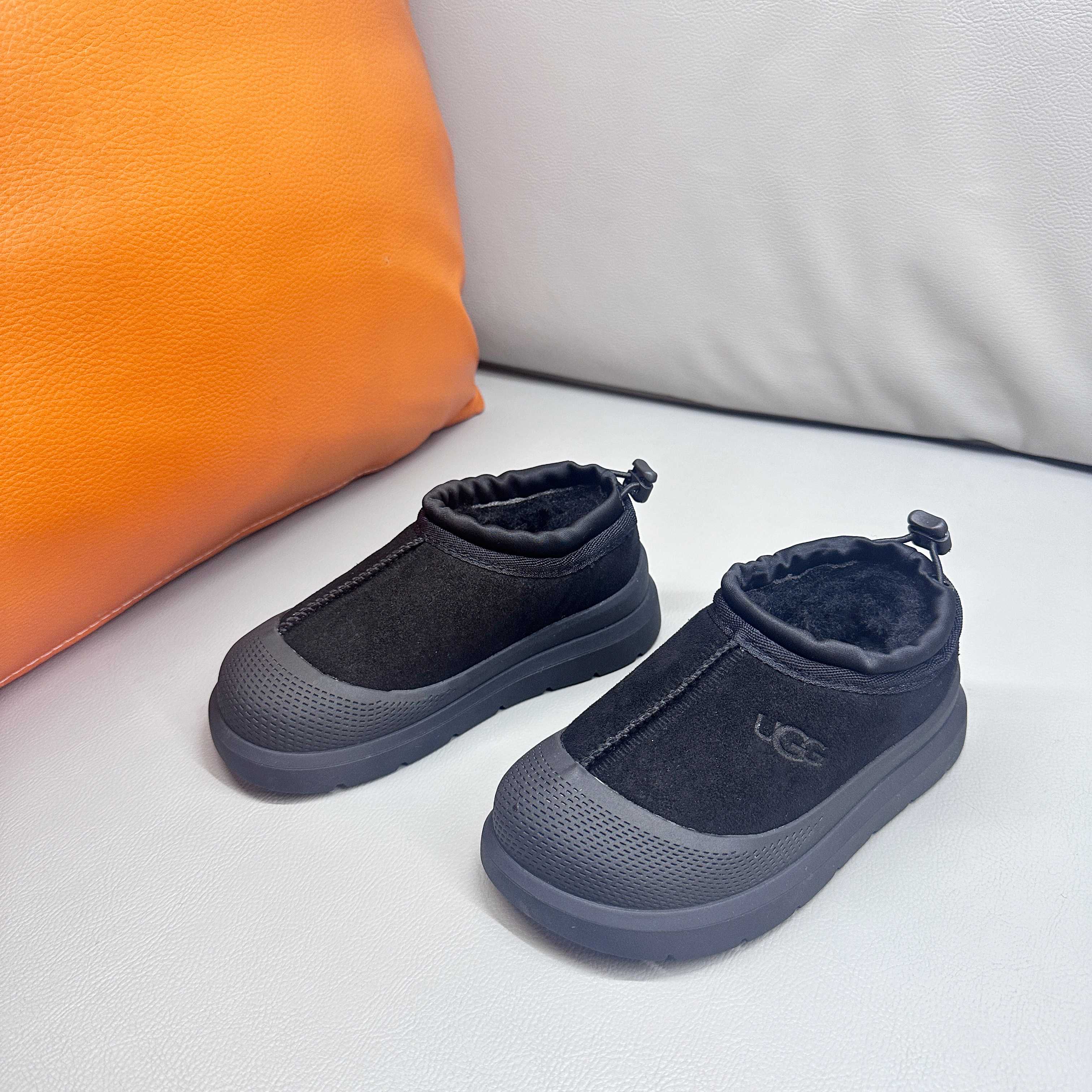 NO:552619,UGG Wang Yibo's same Tasman wool all-in-one parent-child low-top snow boots for men and women 1144096 SIZE26-38 Classic UGG star style Low-top style design, warm and windproof Wool all-in-one series, full of texture Rubber wear-resistant and non-slip outsole, great foot feel, snow boots, boots,19860909UGG王一博男女同款塔斯曼羊毛一体亲子低帮雪地靴1144096 SIZE26-38码 经典UGG明星款式 低帮款式设计,保暖防风 羊毛一体系列,质感满满 橡胶耐磨防滑大底,脚感超赞,雪地靴,boots,,Children's