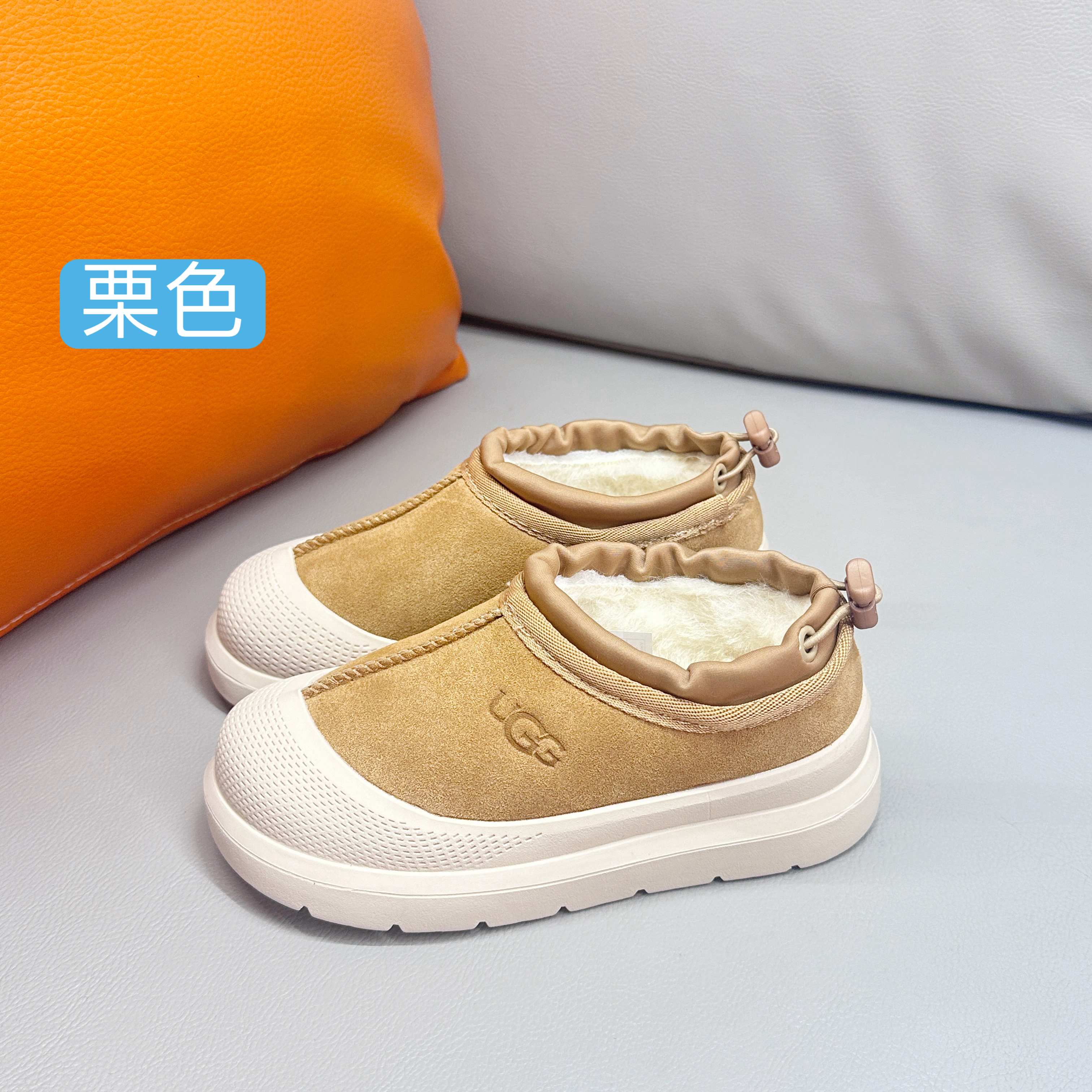 NO:552623,Color collection UGG Wang Yibo unisex Tasman wool all-in-one parent-child low-cut snow boots 1144096 SIZE: 26-38. These boots are simple and elegant in design, with classic UGG style. They are the best companions for children in winter. They are suitable for matching with various winter clothes, whether it is ski clothes or daily casual wear, and can be perfectly integrated. At the same time, the design of mini boots makes children more flexible and convenient when playing.  Whether playing in the snow or exploring outdoors, UGG Edry's classic children's mini boots can give children enough warmth and comfort. Let them enjoy a free and happy time in winter!  ,snow boots,boots,19860909配色合集  UGG王一博男女同款塔斯曼羊毛一体亲子低帮雪地靴1144096 SIZE:26-38码 这款靴子设计简洁大方,拥有经典的UGG风格,是冬日里孩子们的最佳伴侣. 它们适合搭配各种冬装,无论是滑雪服还是日常的休闲装扮,都能完美融合. 同时,迷你靴的设计让孩子们在玩耍时更加灵活方便. 无论是在雪地里嬉戏,还是在户外探险,UGG埃德瑞经典儿童迷你靴都能给予孩子们足够的保暖与舒适度. 让他们在冬季也能享受自由自在的欢乐时光！,雪地靴,boots,,Children's