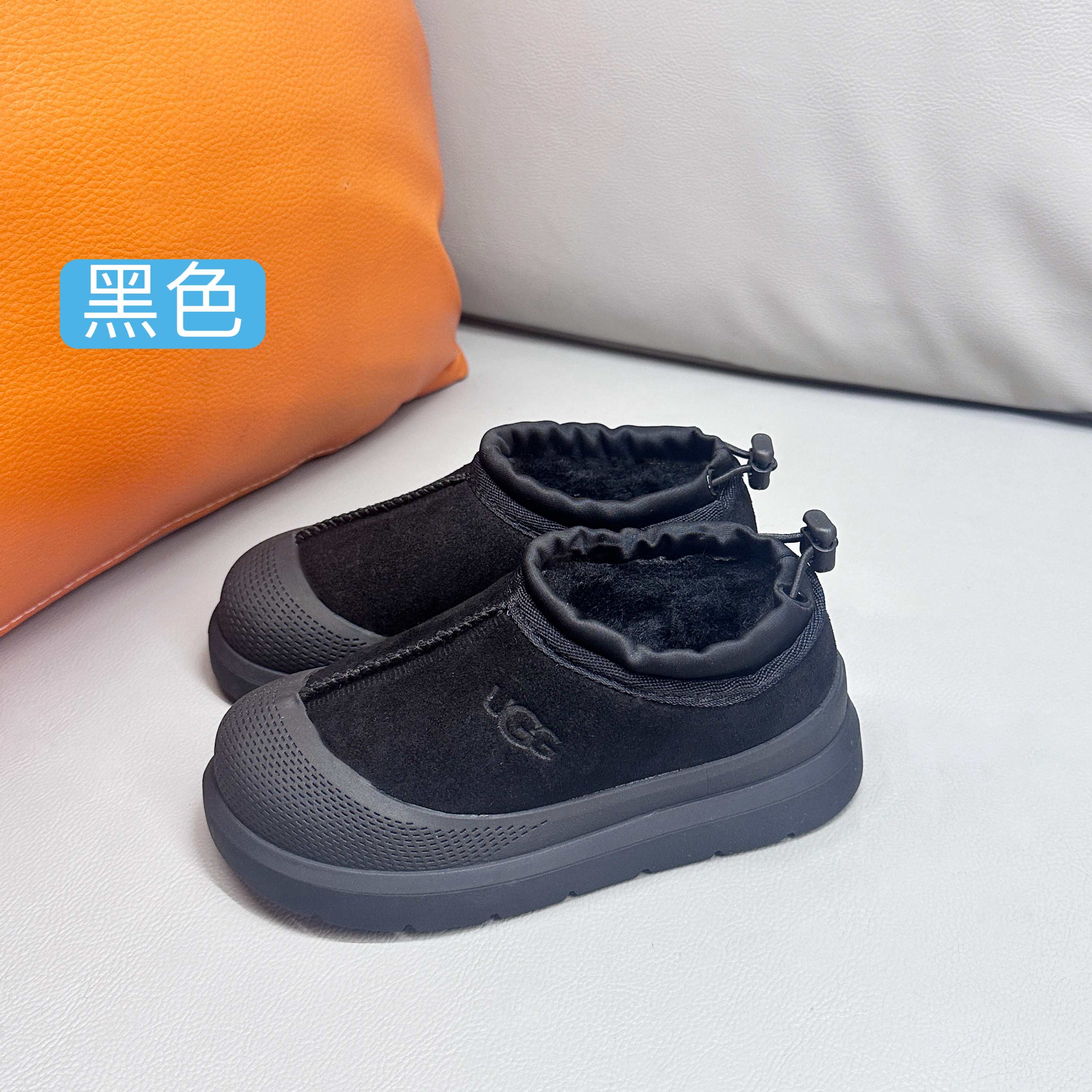 NO:552627,UGG Wang Yibo unisex Tasman wool all-in-one parent-child low-top snow boots 1144096 Size chart. Measuring the foot length is the key to size selection. Different brands and different series of shoes have different shoe sizes. Be sure to measure the baby's foot length and compare the foot length with the size chart [Refer to the suitable foot length] to select the number of sizes. The foot length of a child will change when he is 3 months old. Take an extra minute to choose the size and save a week of changing sizes. Snow boots, boots,19860909UGG王一博男女同款塔斯曼羊毛一体亲子低帮雪地靴1144096 尺码表  量好脚长才是选码关键 不同品牌,不同系列的鞋子,鞋码会存在差异,一定要量好宝宝脚长,脚长对照尺码表【参考适合脚长】选码数 孩子3个月脚长就会有变化,多花一分钟选码,节省换码一周的时间,雪地靴,boots,,Children's