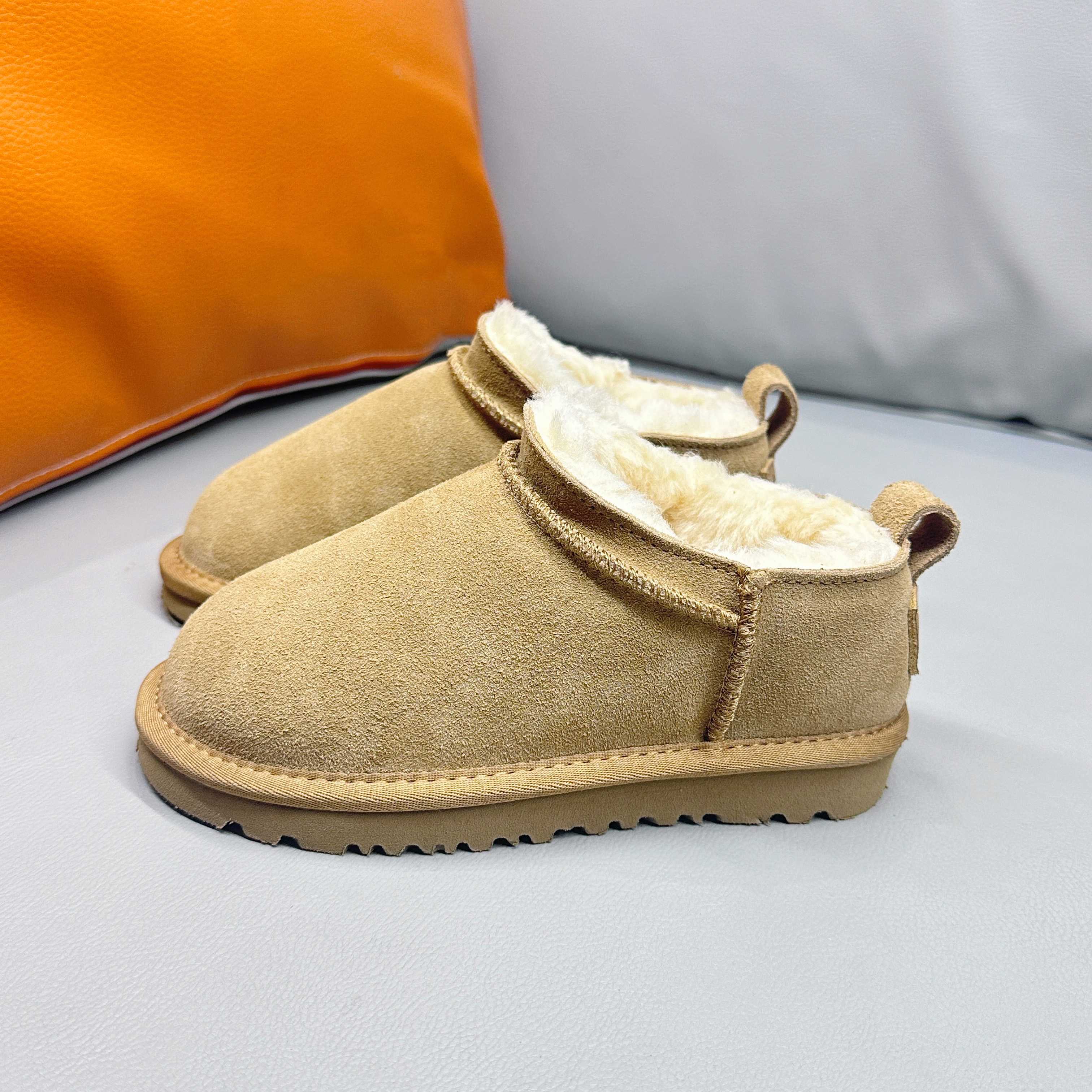 UGG田小娟同款超迷你亲子雪地靴26-40 冬季加绒一脚蹬懒人鞋，经典UGG明星款式❤️ 羊毛一體系列，質感滿滿💯EVA官網同款耐磨防滑大底，腳感超贊👍🏻-选品中心