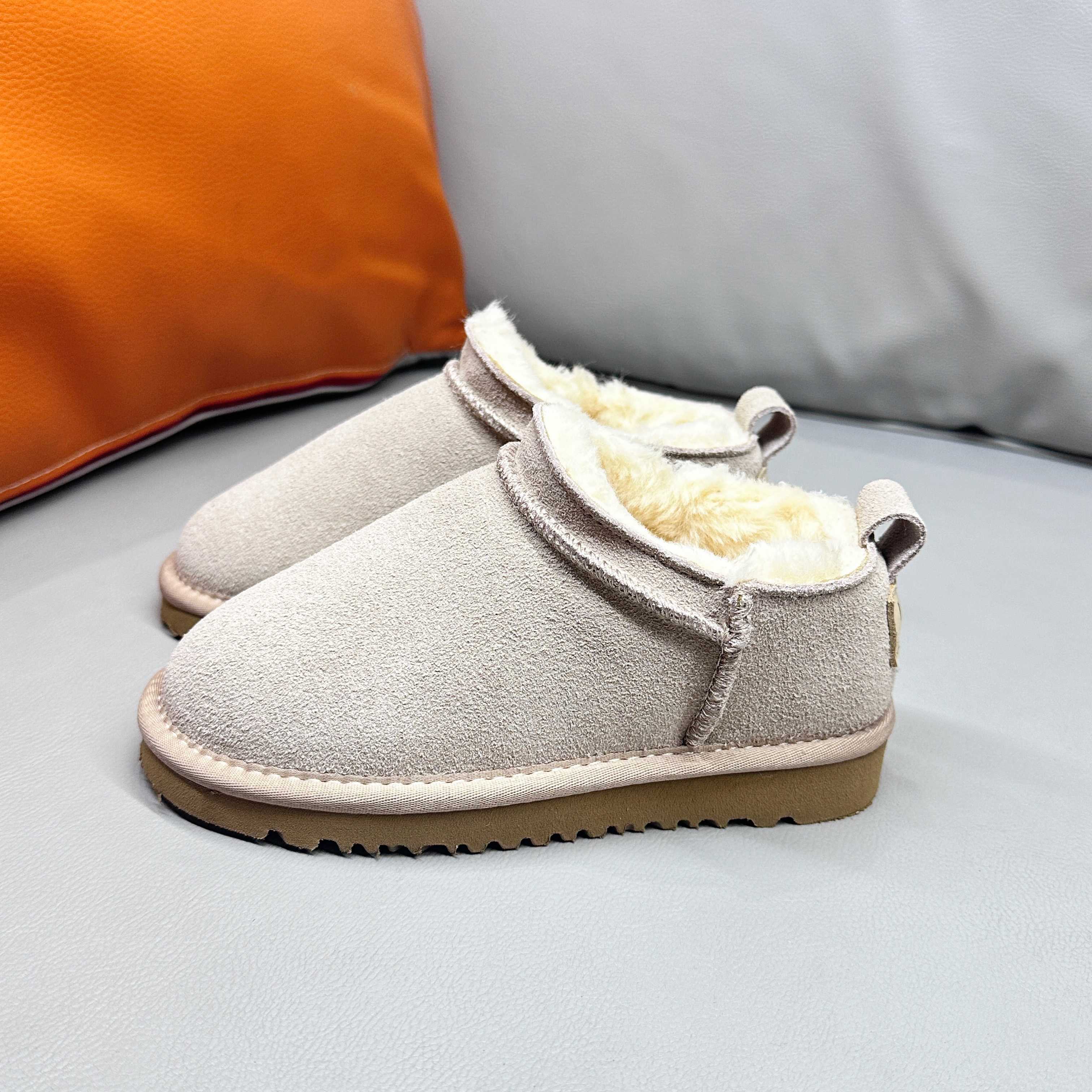 NO:579200,UGG Tian Xiaojuan's same super mini parent-child snow boots women's new winter plus velvet slip-on slip-ons 1173891 SIZE26-40 Classic UGG star style low-top style design, warm and windproof Wool one-piece series, full texture EVA official website same style wear-resistant anti-slip outsole, great foot feel, snow boots, boots,19860909UGG田小娟同款超迷你亲子雪地靴女款新款冬季加绒一脚蹬懒人鞋1173891 SIZE26-40码 经典UGG明星款式 低帮款式设计,保暖防风 羊毛一体系列,质感满满 EVA官网同款耐磨防滑大底,脚感超赞,雪地靴,boots,,Children's