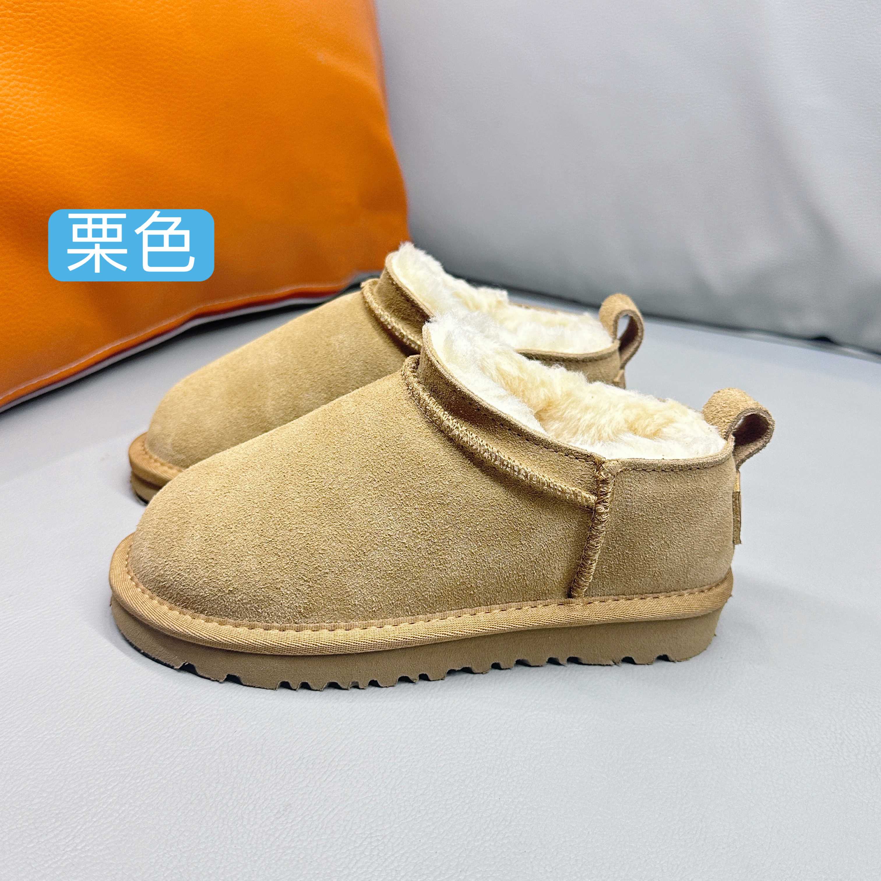 NO:579207,Color Collection Size Chart UGG Tian Xiaojuan's same super mini parent-child snow boots women's new winter plus velvet slip-on slip-on shoes 1173891 SIZE: 26-40 size These boots are simple and elegant in design, with classic UGG style, and are the best companions for children in winter. They are suitable for matching with various winter clothes, whether it is ski clothes or daily casual wear, and can be perfectly integrated. At the same time, the design of mini boots makes children more flexible and convenient when playing.  Whether playing in the snow or exploring outdoors, UGG Edry's classic children's mini boots can give children enough warmth and comfort. Let them enjoy a free and happy time in winter!  ,snow boots,boots,19860909配色合集尺码表  UGG田小娟同款超迷你亲子雪地靴女款新款冬季加绒一脚蹬懒人鞋1173891 SIZE:26-40码 这款靴子设计简洁大方,拥有经典的UGG风格,是冬日里孩子们的最佳伴侣. 它们适合搭配各种冬装,无论是滑雪服还是日常的休闲装扮,都能完美融合. 同时,迷你靴的设计让孩子们在玩耍时更加灵活方便. 无论是在雪地里嬉戏,还是在户外探险,UGG埃德瑞经典儿童迷你靴都能给予孩子们足够的保暖与舒适度. 让他们在冬季也能享受自由自在的欢乐时光！,雪地靴,boots,,Children's