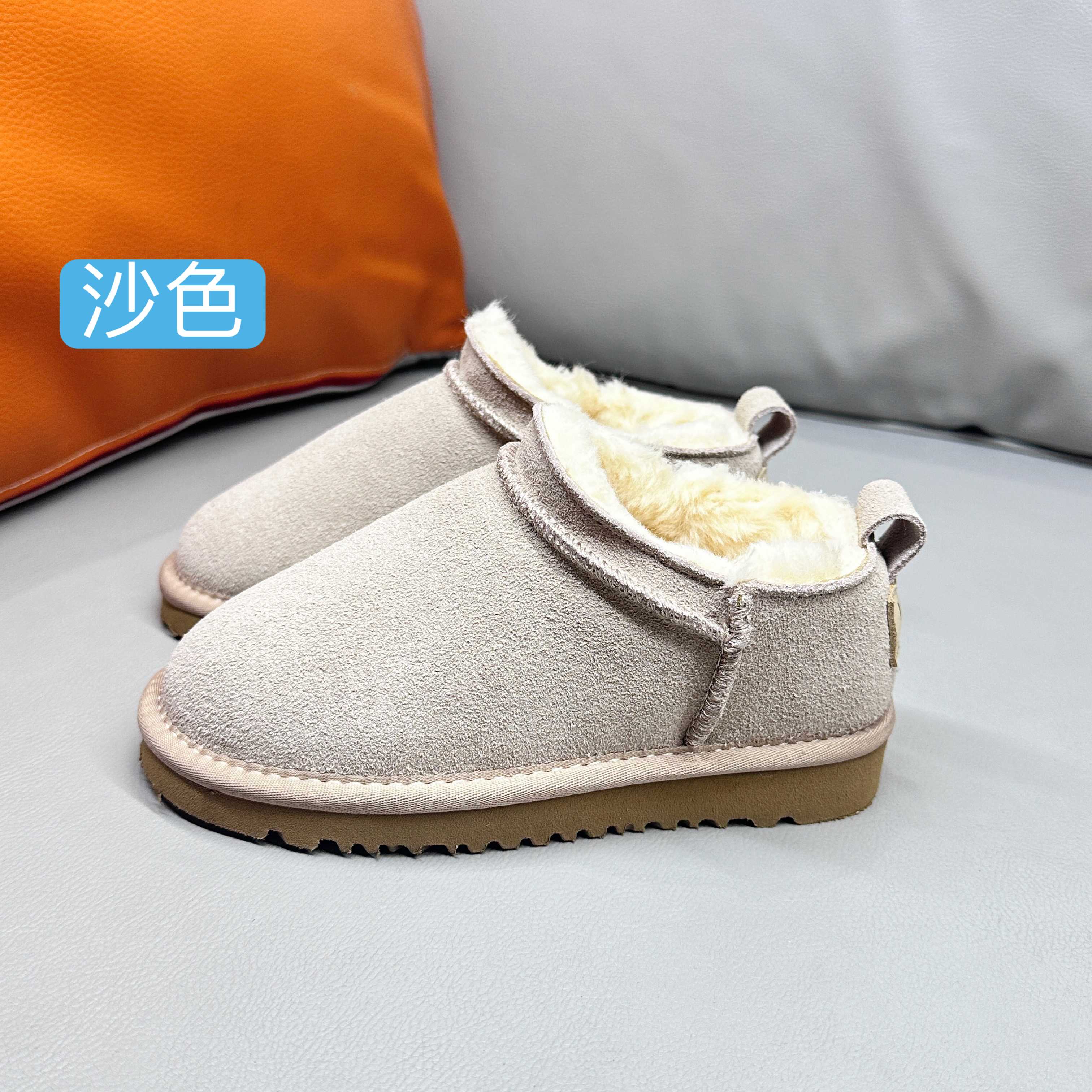 图片[3]-🚦配色合集🔻尺码表🔻 🔗UGG田小娟同款超迷你亲子雪地靴女款2025新款冬季加绒一脚蹬懒人鞋1173891✨ 尺码：26-40码 这款靴子设计简洁大方，拥有经典的UGG风格，是冬日里孩子们的最佳伴侣。🌈 它们适合搭配各种冬装，无论是滑雪服还是日常的休闲装扮，都能完美融合。🎨 同时，迷你靴的设计让孩子们在玩耍时更加灵活方便。 无论是在雪地里嬉戏，还是在户外探险，UGG埃德瑞经典儿童迷你靴都能给予孩子们足够的保暖与舒适度。❄️ 让他们在冬季也能享受自由自在的欢乐时光！-选品中心