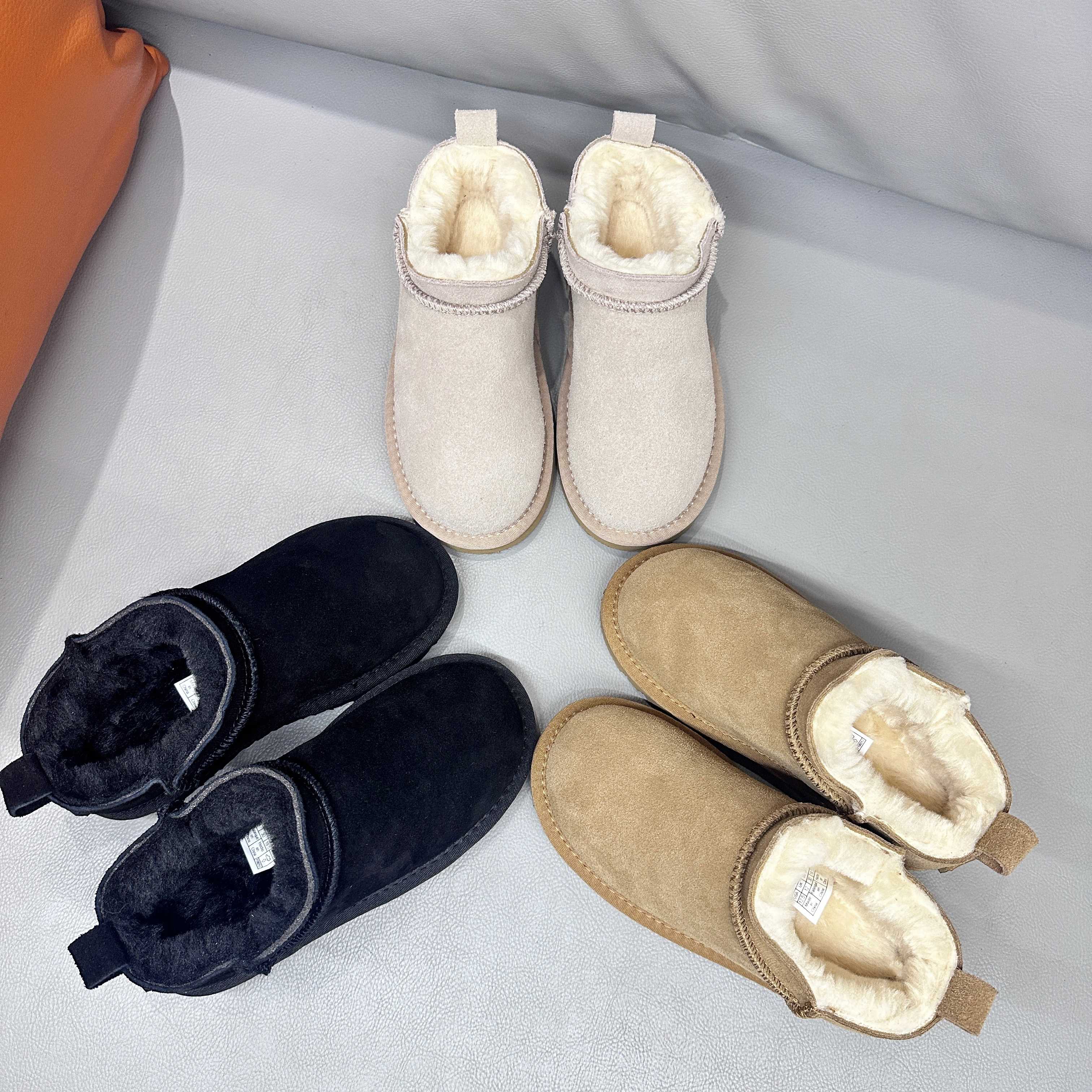 图片[6]-🚦配色合集🔻尺码表🔻 🔗UGG田小娟同款超迷你亲子雪地靴女款2025新款冬季加绒一脚蹬懒人鞋1173891✨ 尺码：26-40码 这款靴子设计简洁大方，拥有经典的UGG风格，是冬日里孩子们的最佳伴侣。🌈 它们适合搭配各种冬装，无论是滑雪服还是日常的休闲装扮，都能完美融合。🎨 同时，迷你靴的设计让孩子们在玩耍时更加灵活方便。 无论是在雪地里嬉戏，还是在户外探险，UGG埃德瑞经典儿童迷你靴都能给予孩子们足够的保暖与舒适度。❄️ 让他们在冬季也能享受自由自在的欢乐时光！-选品中心