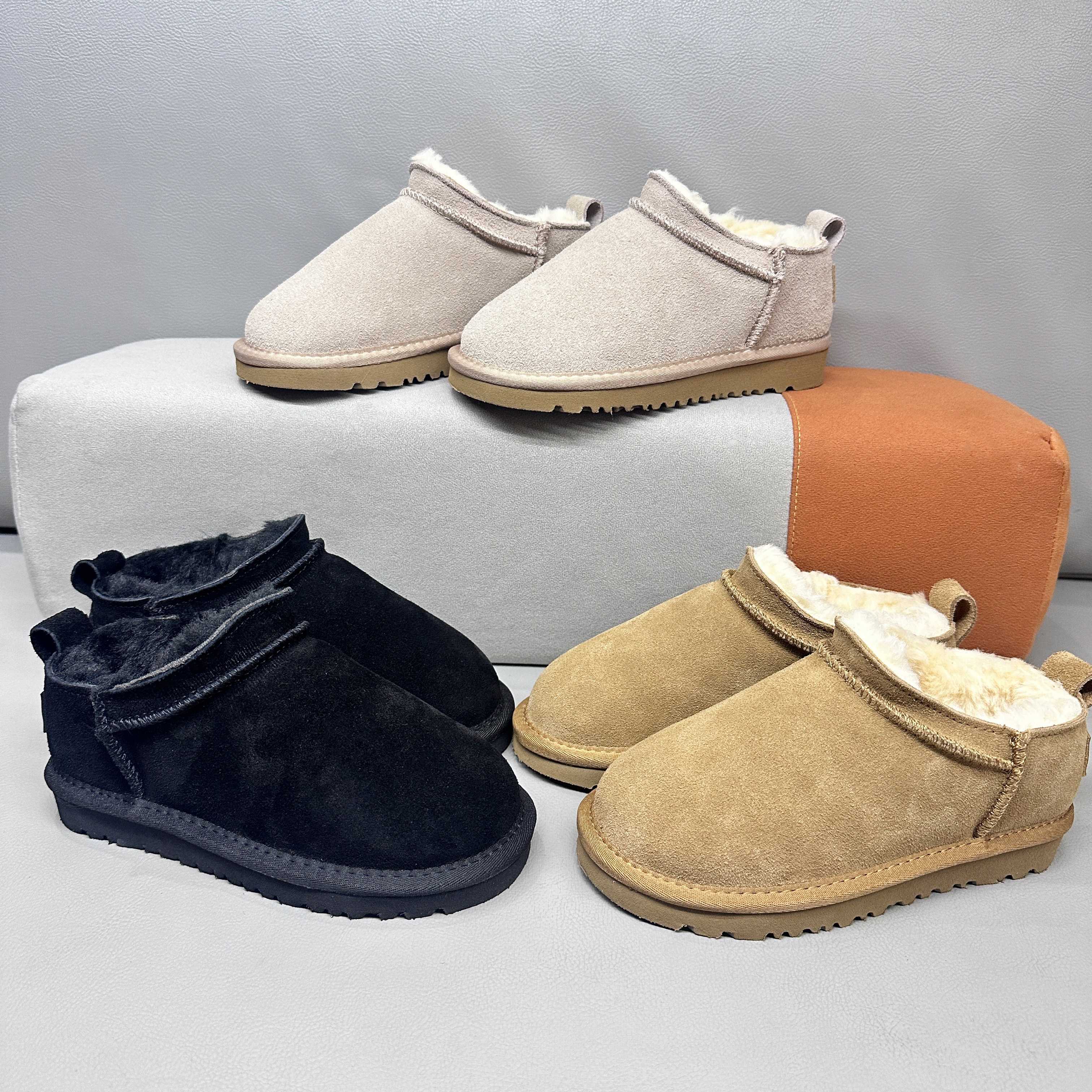 图片[7]-🚦配色合集🔻尺码表🔻 🔗UGG田小娟同款超迷你亲子雪地靴女款2025新款冬季加绒一脚蹬懒人鞋1173891✨ 尺码：26-40码 这款靴子设计简洁大方，拥有经典的UGG风格，是冬日里孩子们的最佳伴侣。🌈 它们适合搭配各种冬装，无论是滑雪服还是日常的休闲装扮，都能完美融合。🎨 同时，迷你靴的设计让孩子们在玩耍时更加灵活方便。 无论是在雪地里嬉戏，还是在户外探险，UGG埃德瑞经典儿童迷你靴都能给予孩子们足够的保暖与舒适度。❄️ 让他们在冬季也能享受自由自在的欢乐时光！-选品中心