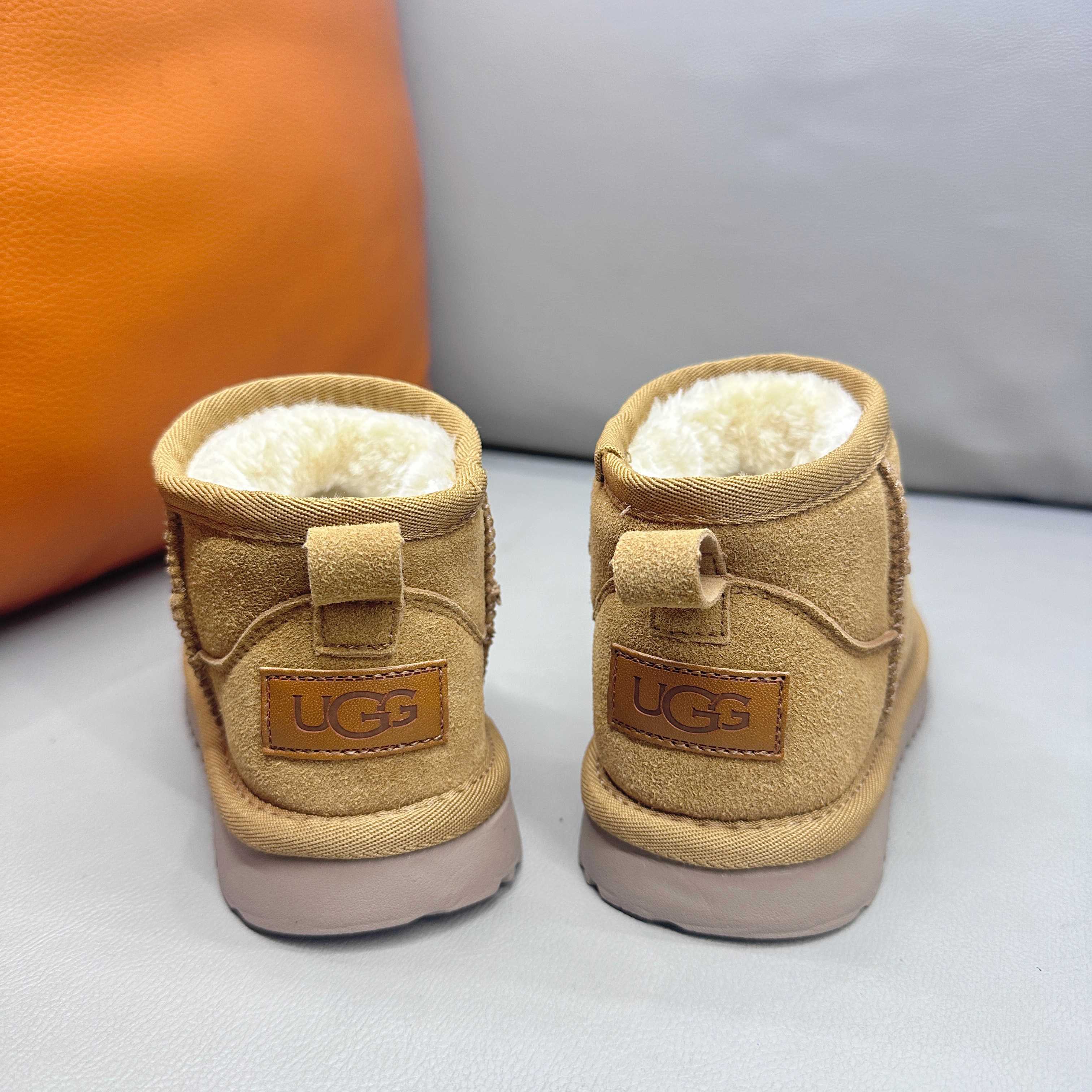 图片[3]-正确版UGG周冬雨同款亲子雪地靴 ❄️ 尺码：26-39码 内里防羊毛，保暖又环保♻️ 鞋面采用牛皮材质，保暖舒适❄️ 官网同步EVA大底，防滑耐磨✔️….. 货号：1016109-选品中心