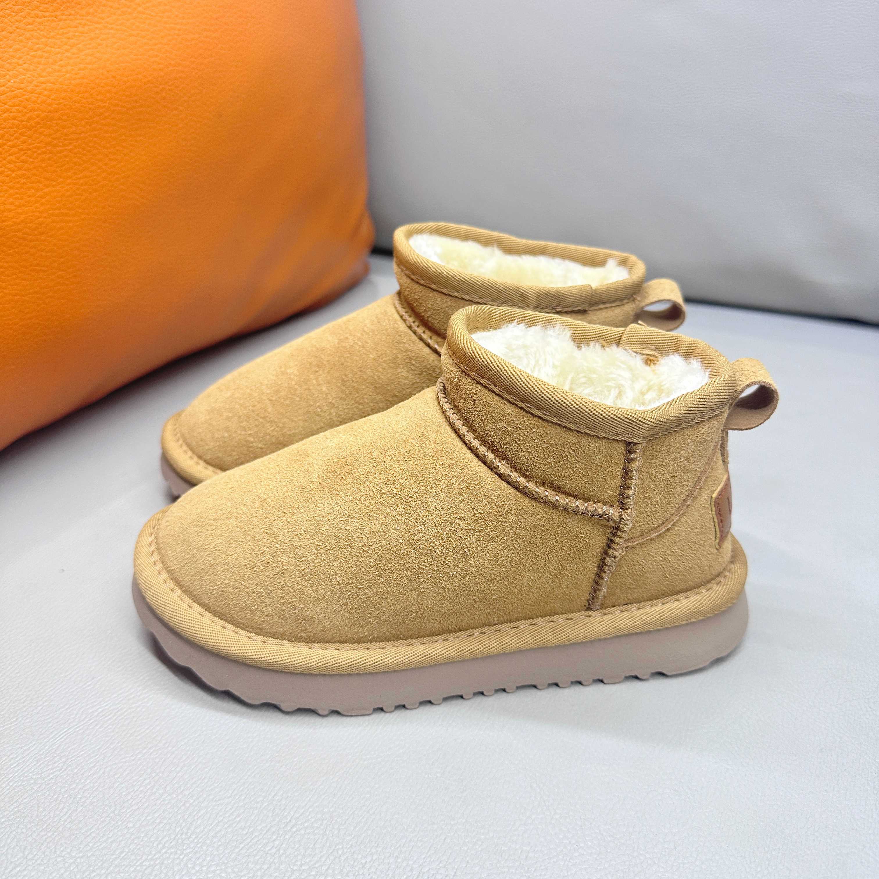 正确版UGG周冬雨同款亲子雪地靴 ❄️ 尺码：26-39码 内里防羊毛，保暖又环保♻️ 鞋面采用牛皮材质，保暖舒适❄️ 官网同步EVA大底，防滑耐磨✔️….. 货号：1016109-选品中心