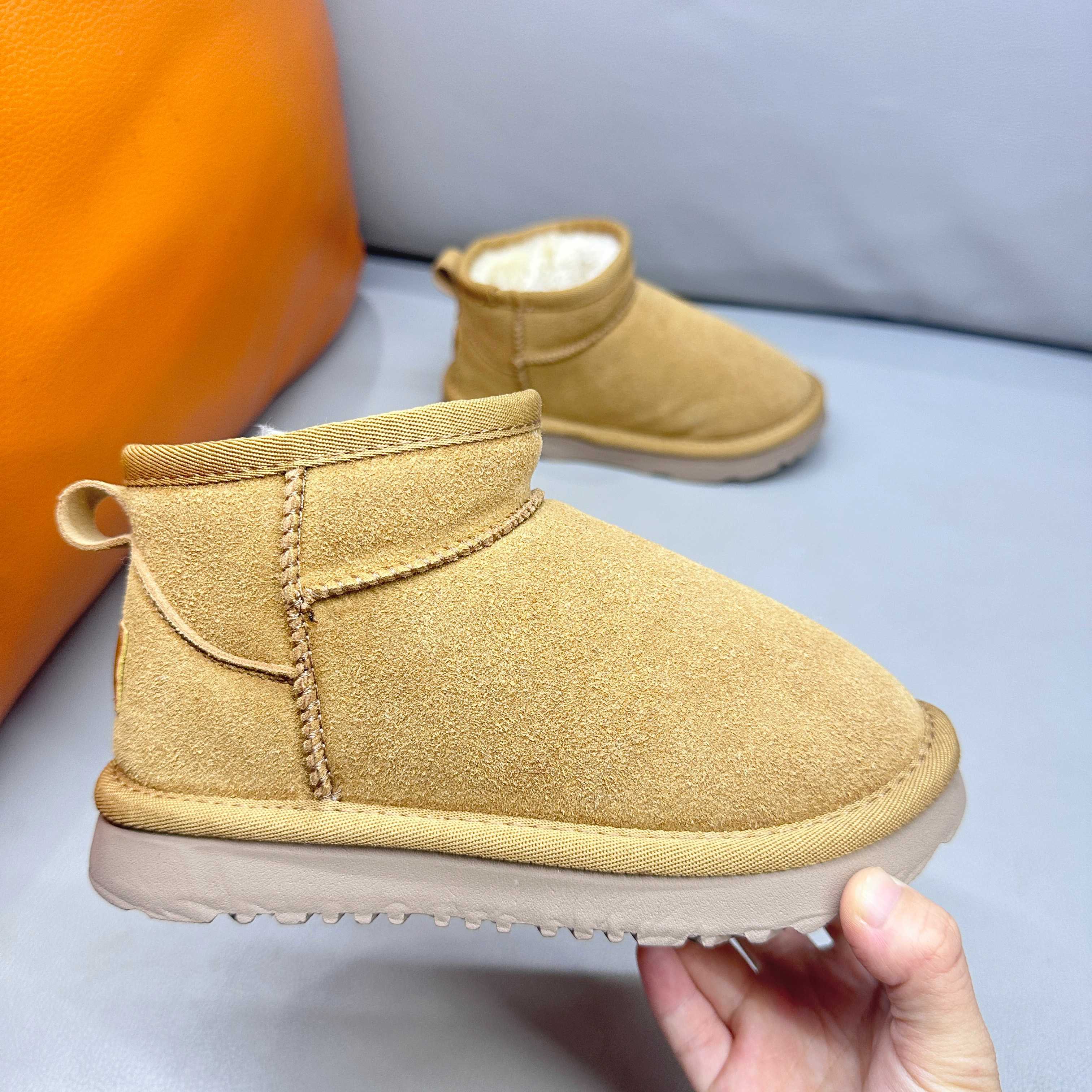 图片[8]-正确版UGG周冬雨同款亲子雪地靴 ❄️ 尺码：26-39码 内里防羊毛，保暖又环保♻️ 鞋面采用牛皮材质，保暖舒适❄️ 官网同步EVA大底，防滑耐磨✔️….. 货号：1016109-选品中心