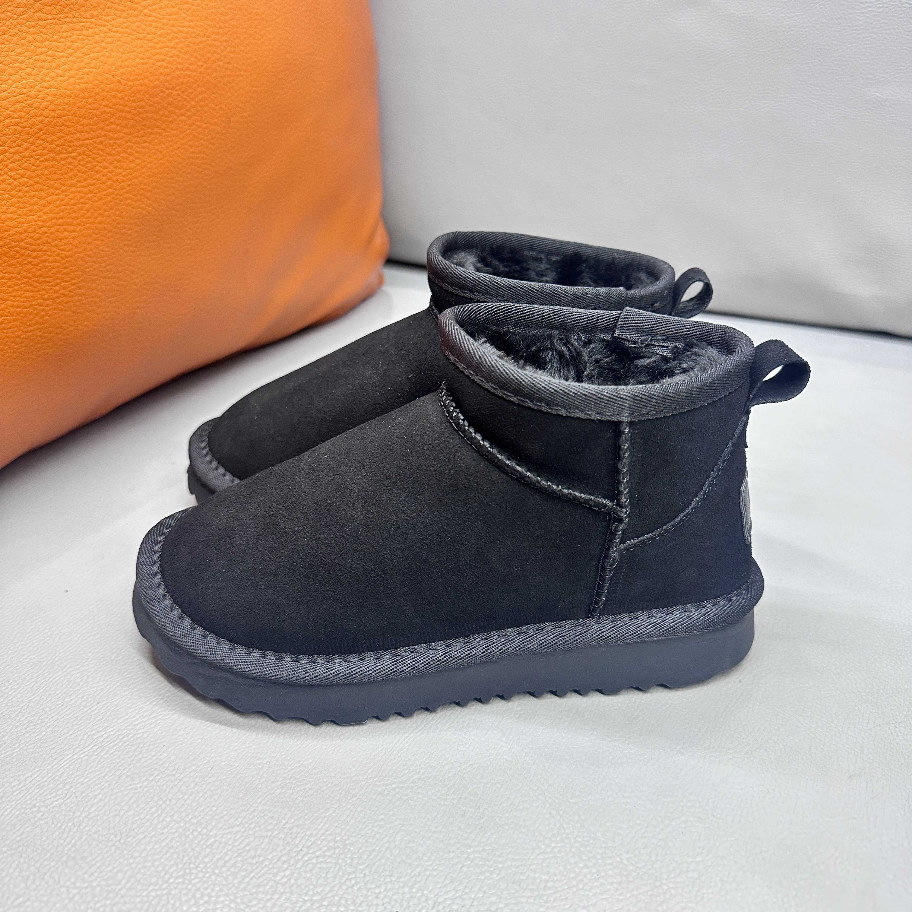 正确版UGG周冬雨同款亲子雪地靴 ❄️ 尺码：26-39码 内里防羊毛，保暖又环保♻️ 鞋面采用牛皮材质，保暖舒适❄️ 官网同步EVA大底，防滑耐磨✔️….. 货号：1016109-选品中心