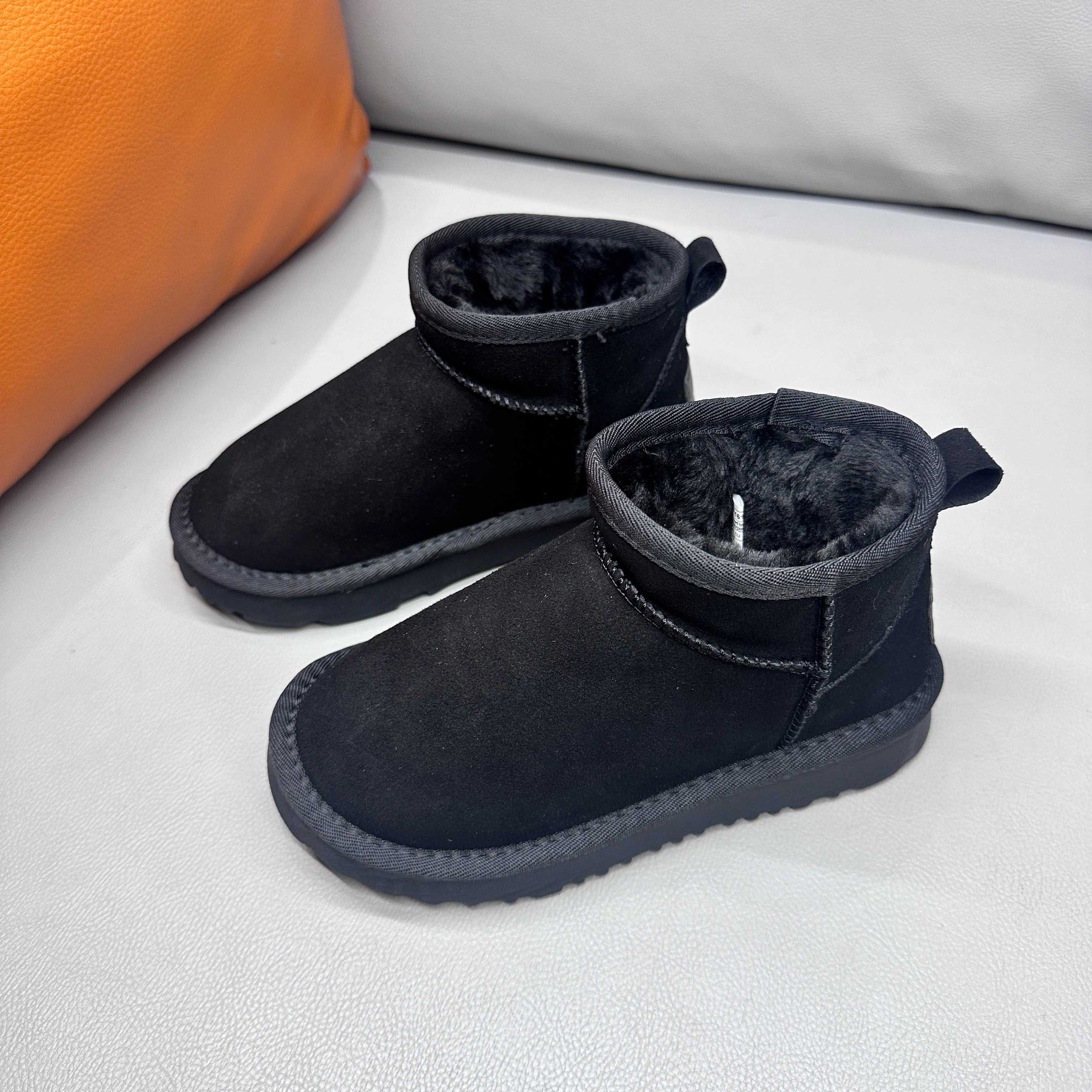 图片[5]-正确版UGG周冬雨同款亲子雪地靴 ❄️ 尺码：26-39码 内里防羊毛，保暖又环保♻️ 鞋面采用牛皮材质，保暖舒适❄️ 官网同步EVA大底，防滑耐磨✔️….. 货号：1016109-选品中心