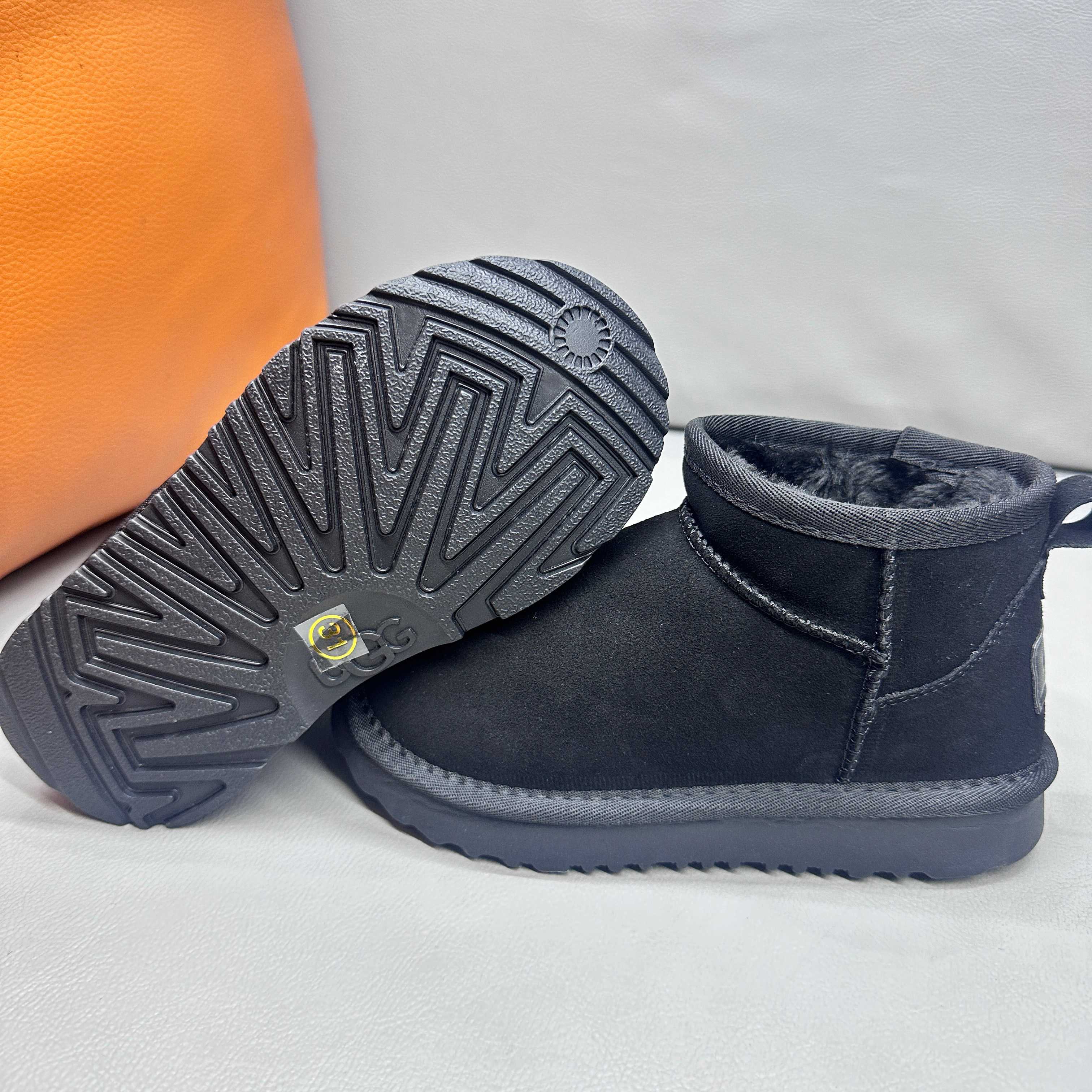 图片[2]-正确版UGG周冬雨同款亲子雪地靴 ❄️ 尺码：26-39码 内里防羊毛，保暖又环保♻️ 鞋面采用牛皮材质，保暖舒适❄️ 官网同步EVA大底，防滑耐磨✔️….. 货号：1016109-选品中心