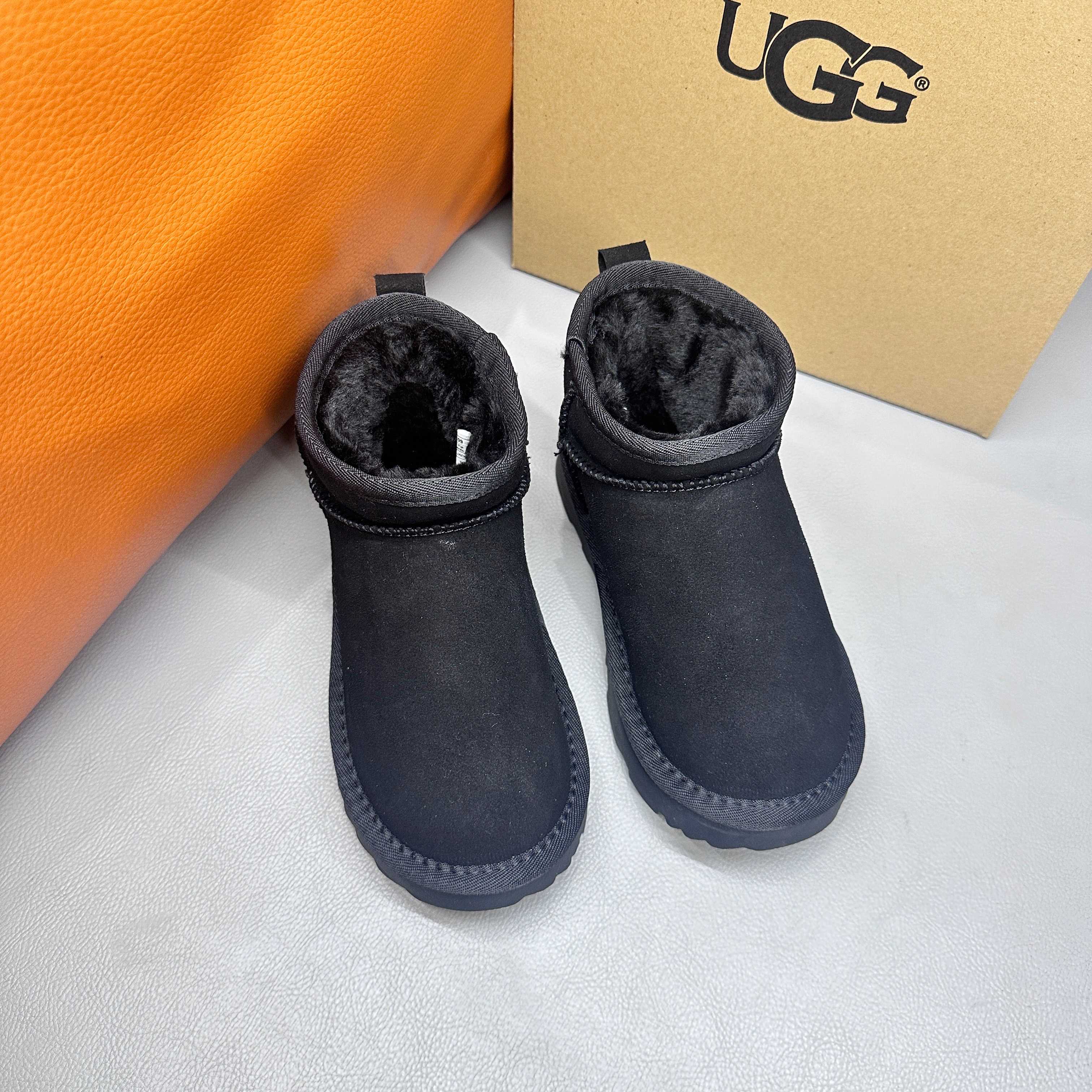 图片[6]-正确版UGG周冬雨同款亲子雪地靴 ❄️ 尺码：26-39码 内里防羊毛，保暖又环保♻️ 鞋面采用牛皮材质，保暖舒适❄️ 官网同步EVA大底，防滑耐磨✔️….. 货号：1016109-选品中心