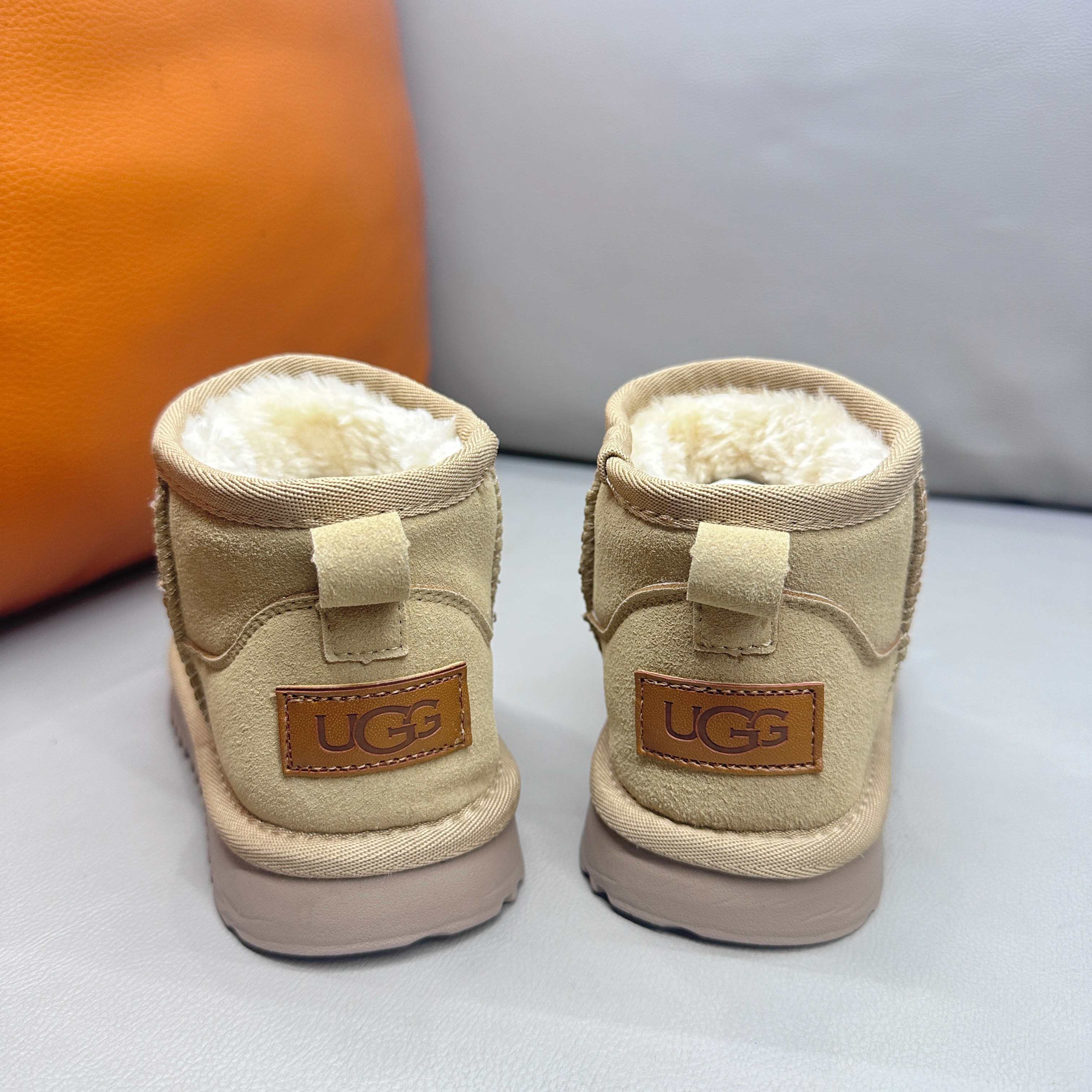 图片[3]-正确版UGG周冬雨同款亲子雪地靴 ❄️ 尺码：26-39码 内里防羊毛，保暖又环保♻️ 鞋面采用牛皮材质，保暖舒适❄️ 官网同步EVA大底，防滑耐磨✔️….. 货号：1016109-选品中心