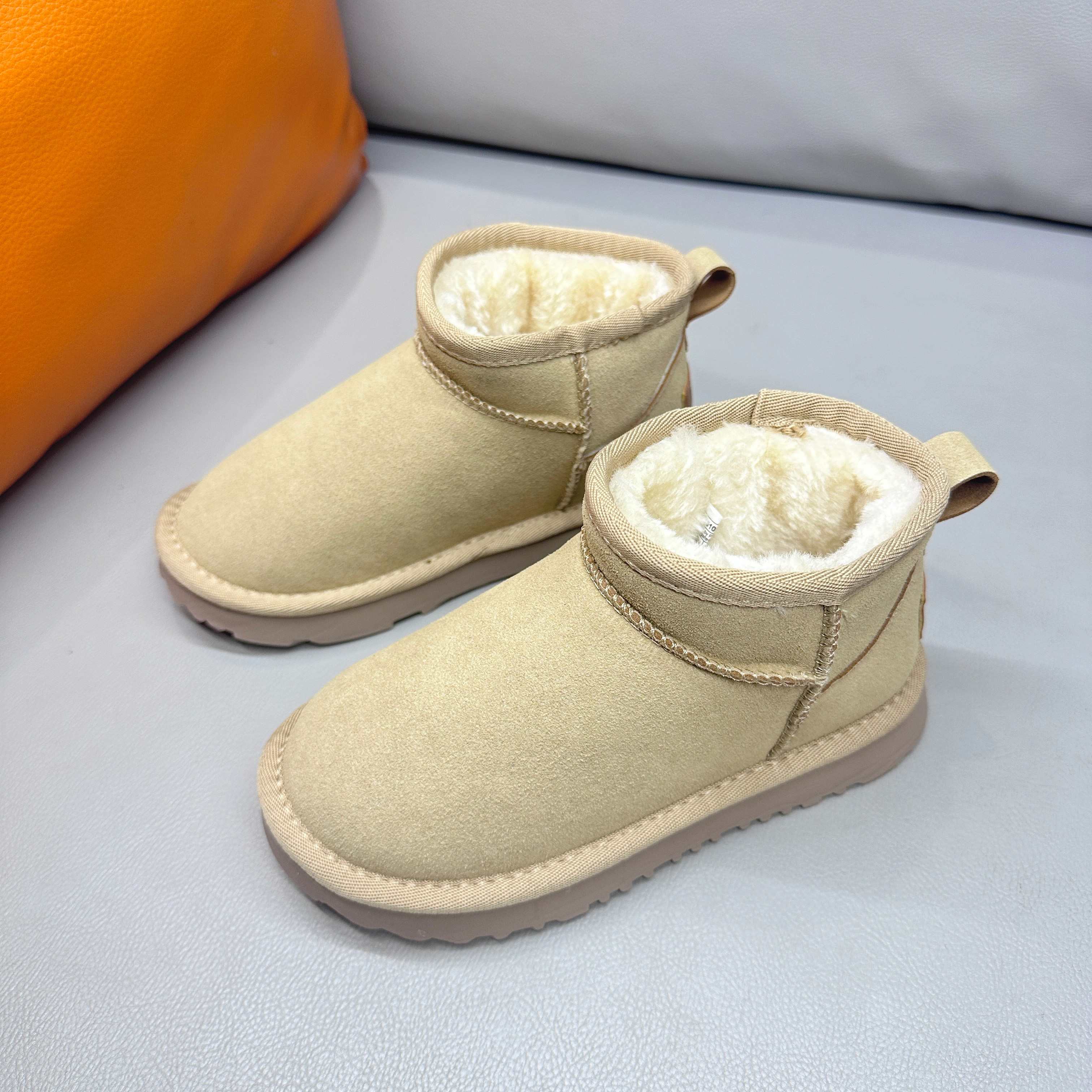 图片[5]-正确版UGG周冬雨同款亲子雪地靴 ❄️ 尺码：26-39码 内里防羊毛，保暖又环保♻️ 鞋面采用牛皮材质，保暖舒适❄️ 官网同步EVA大底，防滑耐磨✔️….. 货号：1016109-选品中心