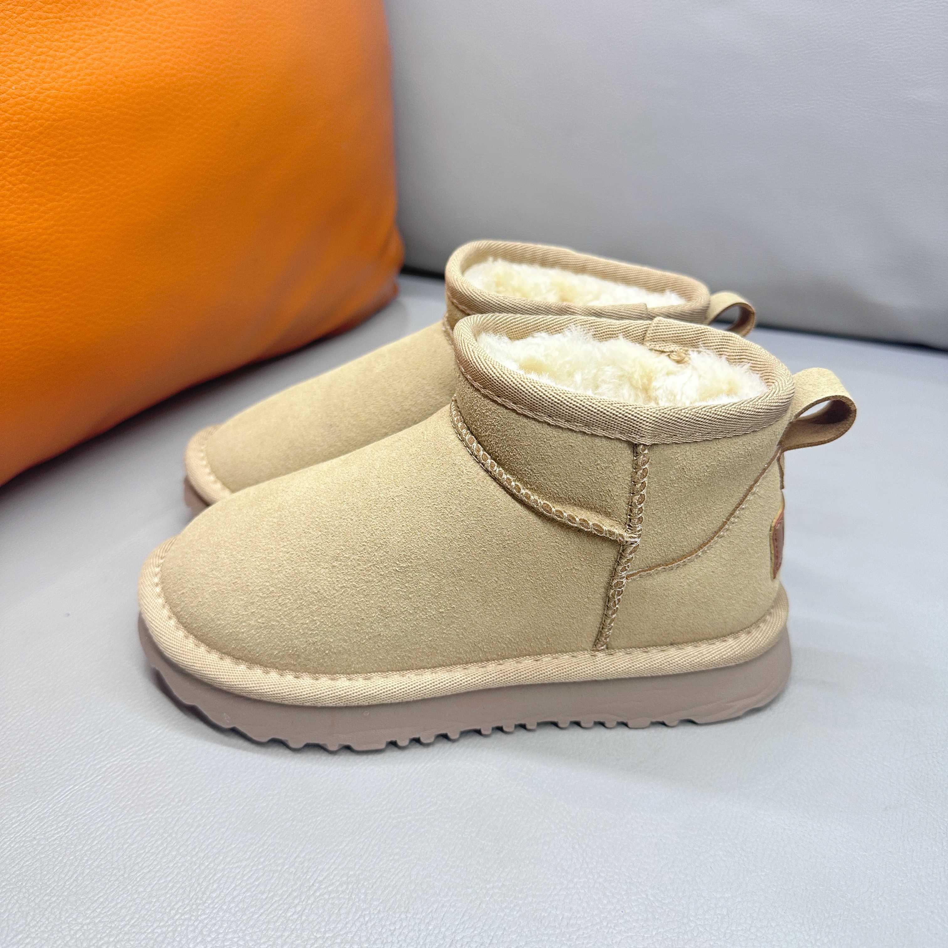 正确版UGG周冬雨同款亲子雪地靴 ❄️ 尺码：26-39码 内里防羊毛，保暖又环保♻️ 鞋面采用牛皮材质，保暖舒适❄️ 官网同步EVA大底，防滑耐磨✔️..... 货号：1016109-选品中心