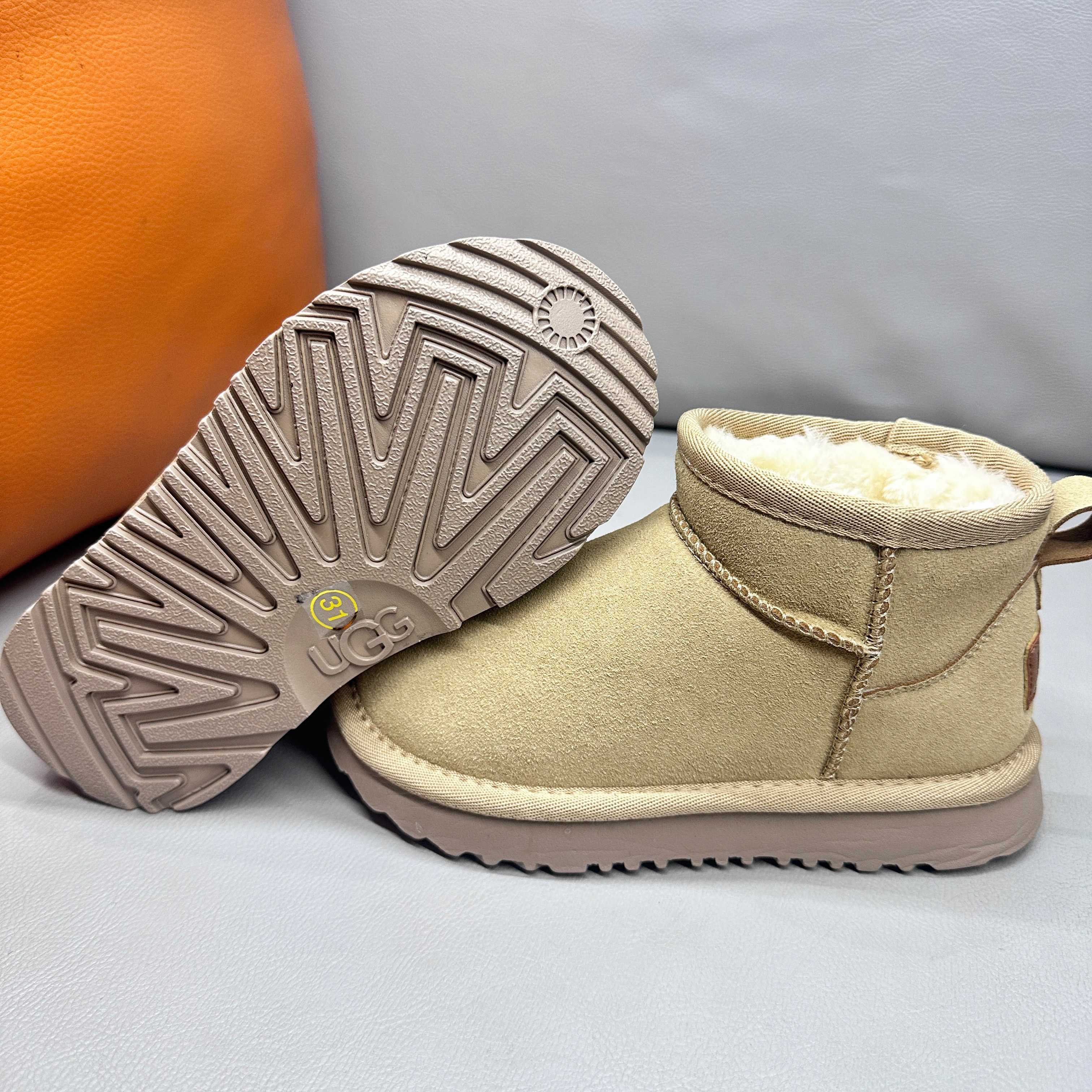 图片[2]-正确版UGG周冬雨同款亲子雪地靴 ❄️ 尺码：26-39码 内里防羊毛，保暖又环保♻️ 鞋面采用牛皮材质，保暖舒适❄️ 官网同步EVA大底，防滑耐磨✔️….. 货号：1016109-选品中心