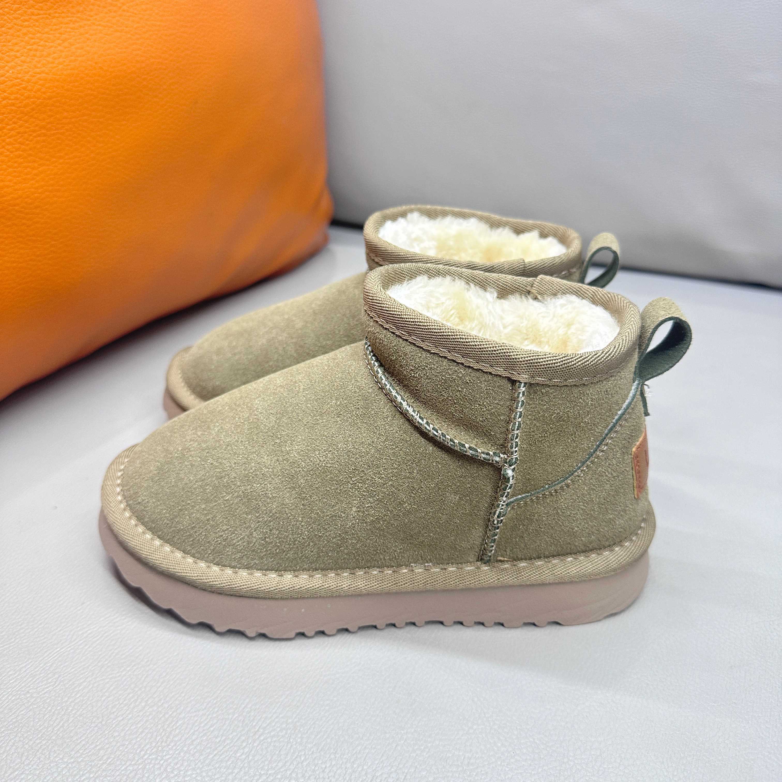 正确版UGG周冬雨同款亲子雪地靴 ❄️ 尺码：26-39码 内里防羊毛，保暖又环保♻️ 鞋面采用牛皮材质，保暖舒适❄️ 官网同步EVA大底，防滑耐磨✔️….. 货号：1016109-选品中心