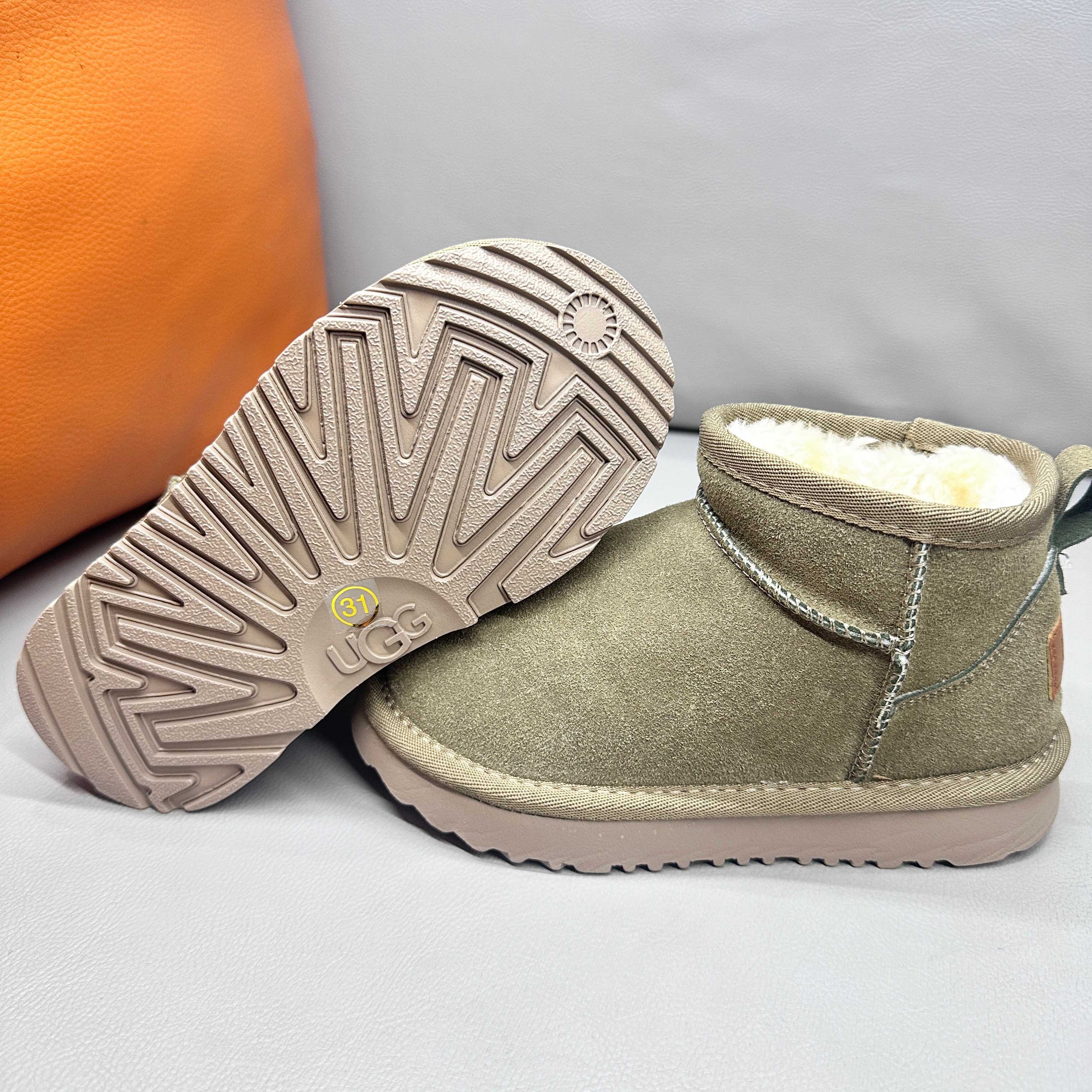 图片[2]-正确版UGG周冬雨同款亲子雪地靴 ❄️ 尺码：26-39码 内里防羊毛，保暖又环保♻️ 鞋面采用牛皮材质，保暖舒适❄️ 官网同步EVA大底，防滑耐磨✔️….. 货号：1016109-选品中心