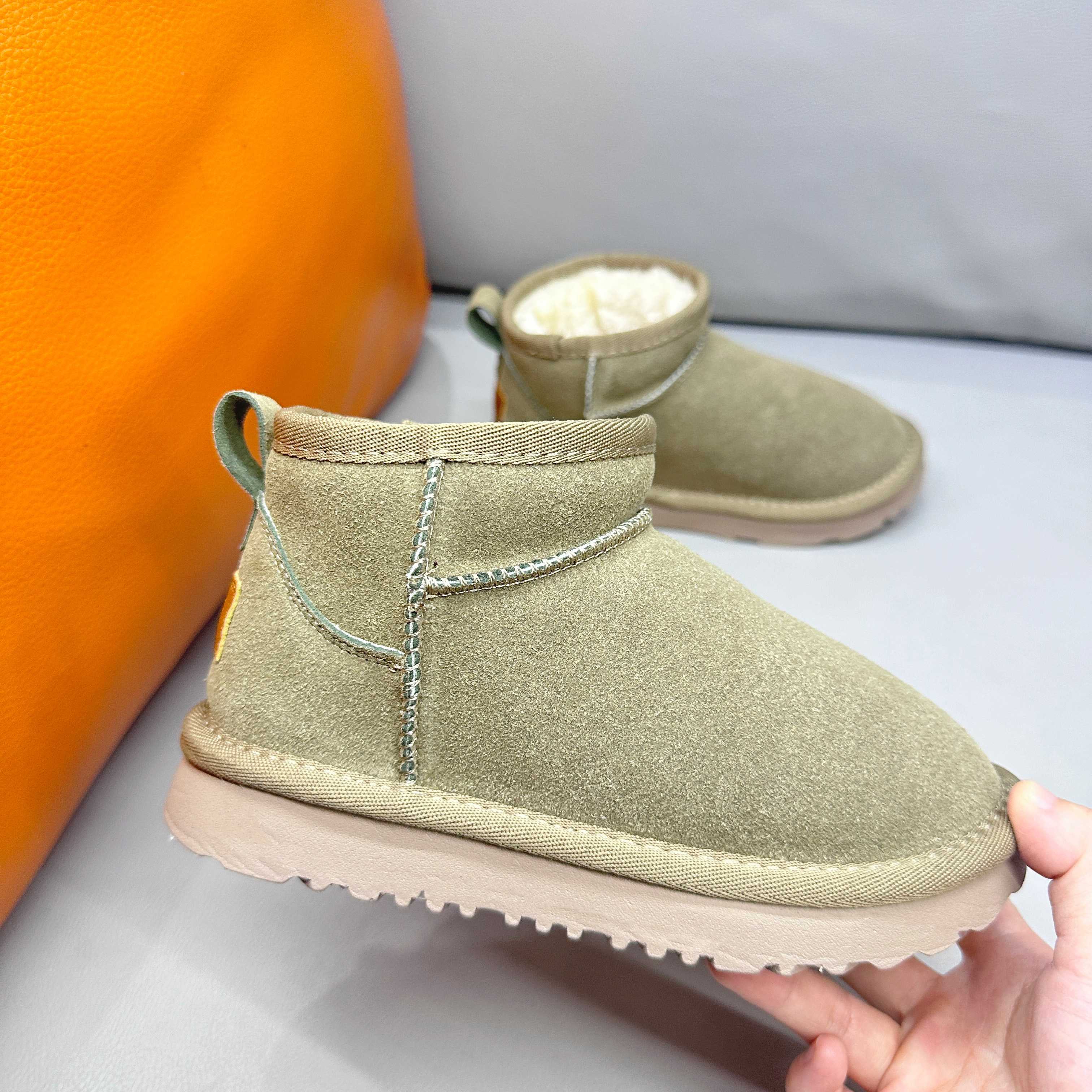 图片[8]-正确版UGG周冬雨同款亲子雪地靴 ❄️ 尺码：26-39码 内里防羊毛，保暖又环保♻️ 鞋面采用牛皮材质，保暖舒适❄️ 官网同步EVA大底，防滑耐磨✔️….. 货号：1016109-选品中心