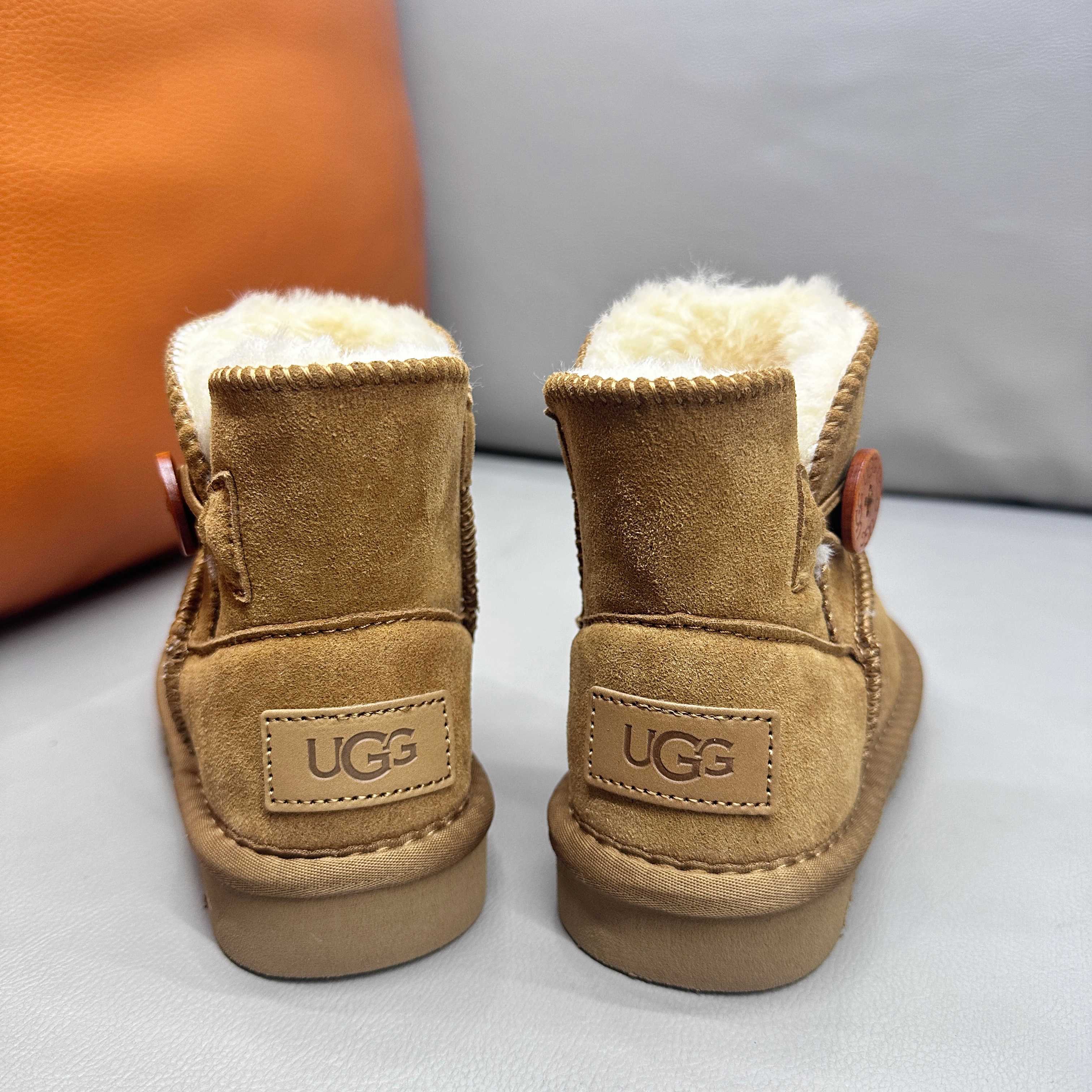 图片[3]-正确版UGG桃木扣儿童亲子雪地靴 ❄️ 尺码：21-37码 五色：栗色 黑色 暮粉色 灰色 巧色 内里防羊毛，保暖又环保♻️ 鞋面采用牛皮材质，保暖舒适❄️ 官网同步EVA大底，防滑耐磨✔️….. 货号：1016422-选品中心