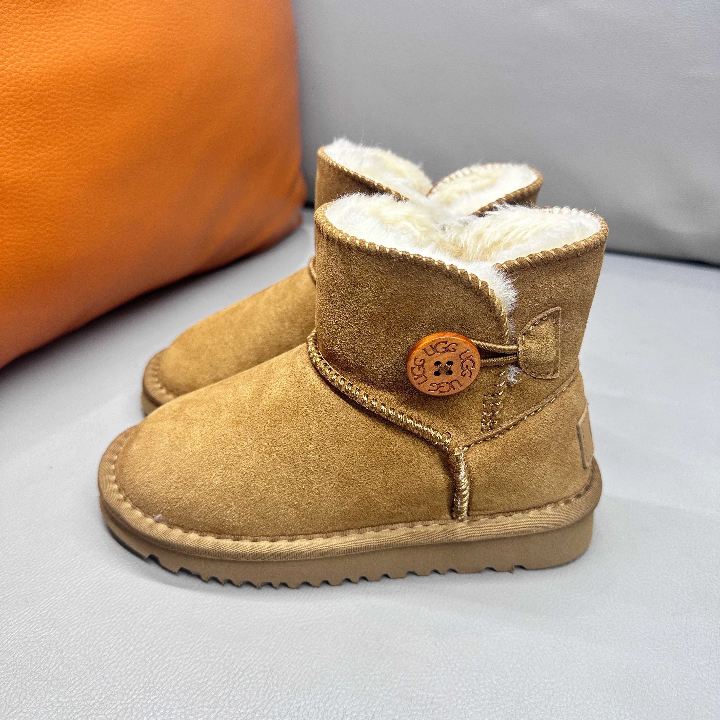 正确版UGG桃木扣儿童亲子雪地靴 ❄️ 尺码：21-37码 五色：栗色 黑色 暮粉色 灰色 巧色 内里防羊毛，保暖又环保♻️ 鞋面采用牛皮材质，保暖舒适❄️ 官网同步EVA大底，防滑耐磨✔️..... 货号：1016422-选品中心