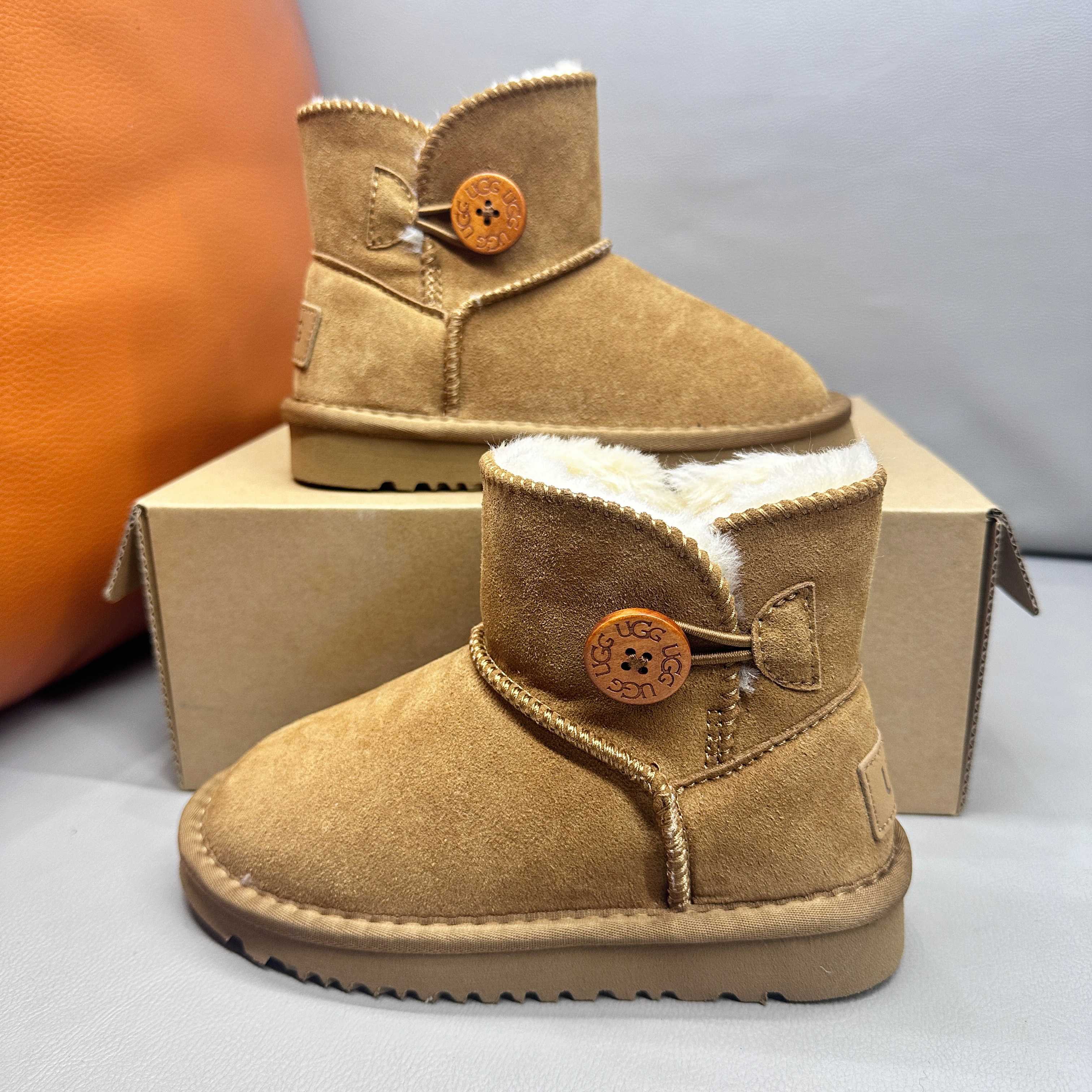 图片[4]-正确版UGG桃木扣儿童亲子雪地靴 ❄️ 尺码：21-37码 五色：栗色 黑色 暮粉色 灰色 巧色 内里防羊毛，保暖又环保♻️ 鞋面采用牛皮材质，保暖舒适❄️ 官网同步EVA大底，防滑耐磨✔️….. 货号：1016422-选品中心