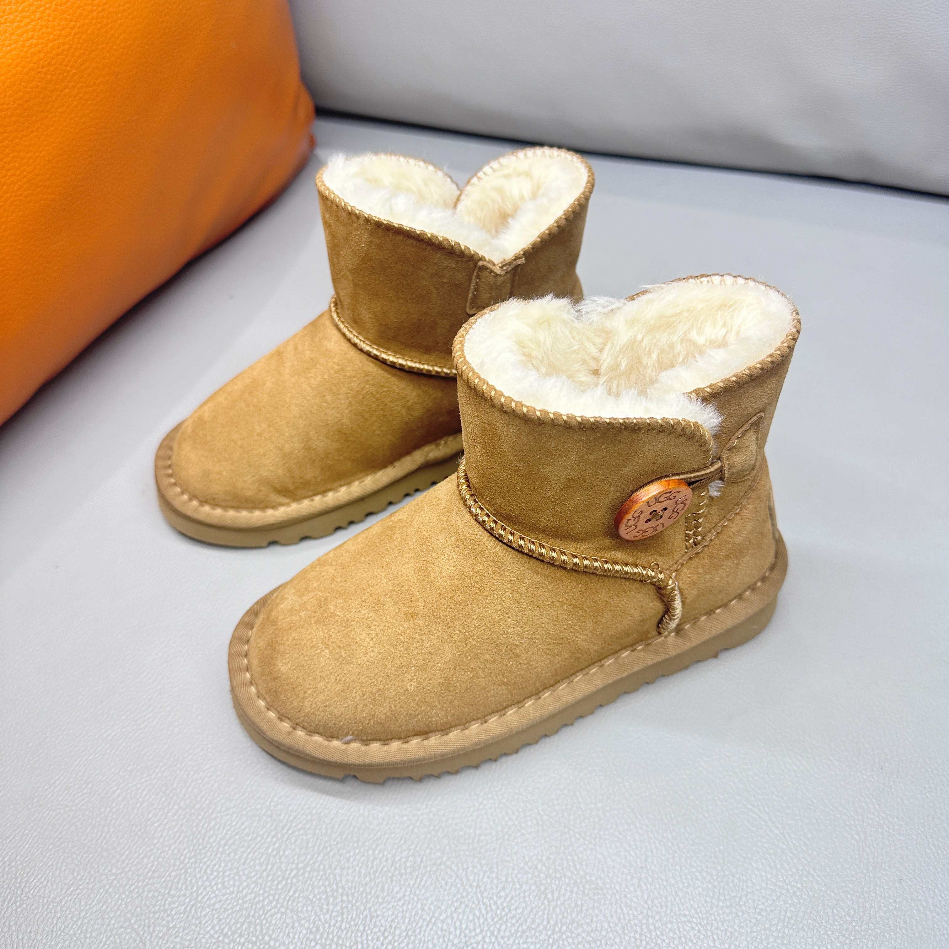 图片[5]-正确版UGG桃木扣儿童亲子雪地靴 ❄️ 尺码：21-37码 五色：栗色 黑色 暮粉色 灰色 巧色 内里防羊毛，保暖又环保♻️ 鞋面采用牛皮材质，保暖舒适❄️ 官网同步EVA大底，防滑耐磨✔️….. 货号：1016422-选品中心