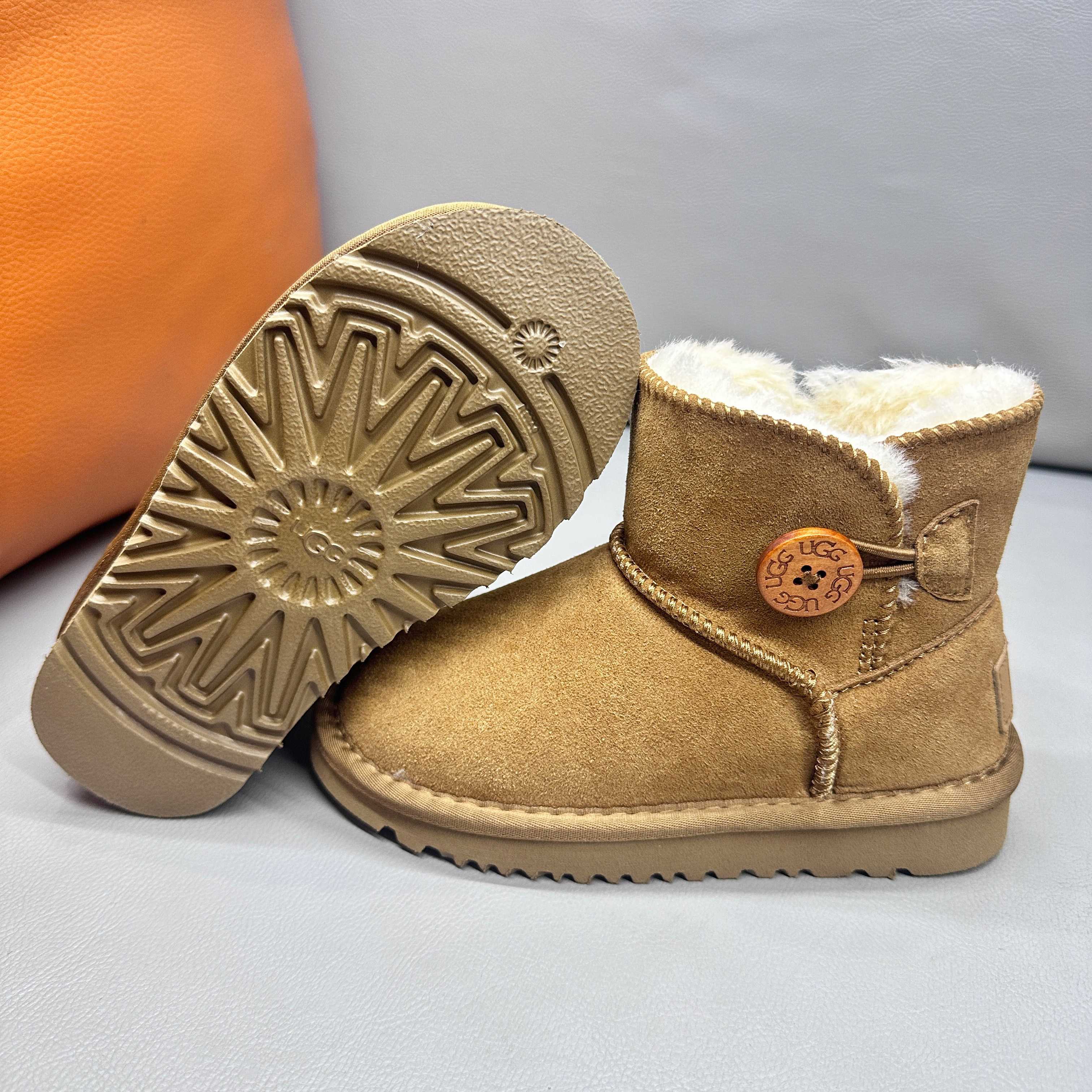 图片[2]-正确版UGG桃木扣儿童亲子雪地靴 ❄️ 尺码：21-37码 五色：栗色 黑色 暮粉色 灰色 巧色 内里防羊毛，保暖又环保♻️ 鞋面采用牛皮材质，保暖舒适❄️ 官网同步EVA大底，防滑耐磨✔️….. 货号：1016422-选品中心