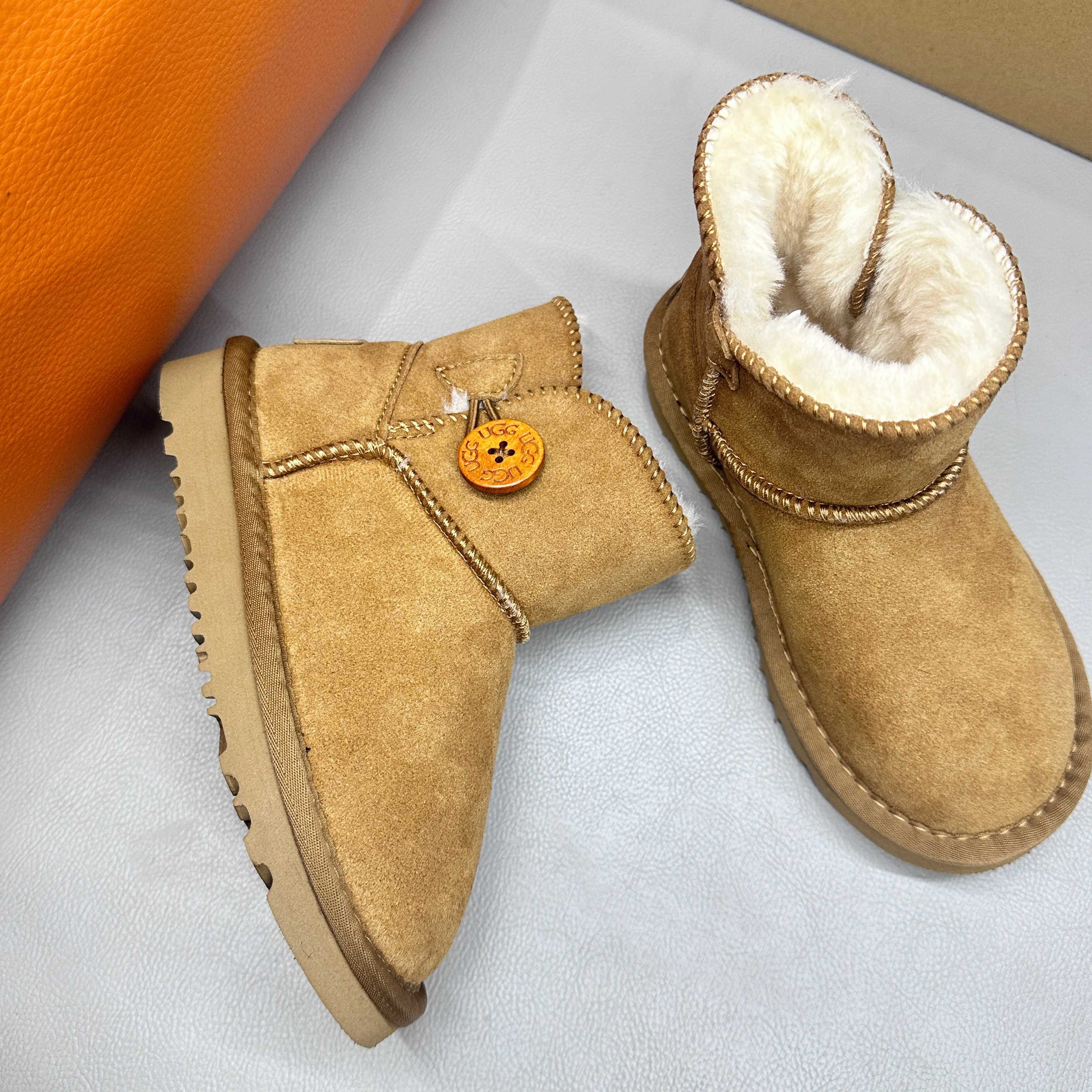 图片[9]-正确版UGG桃木扣儿童亲子雪地靴 ❄️ 尺码：21-37码 五色：栗色 黑色 暮粉色 灰色 巧色 内里防羊毛，保暖又环保♻️ 鞋面采用牛皮材质，保暖舒适❄️ 官网同步EVA大底，防滑耐磨✔️….. 货号：1016422-选品中心