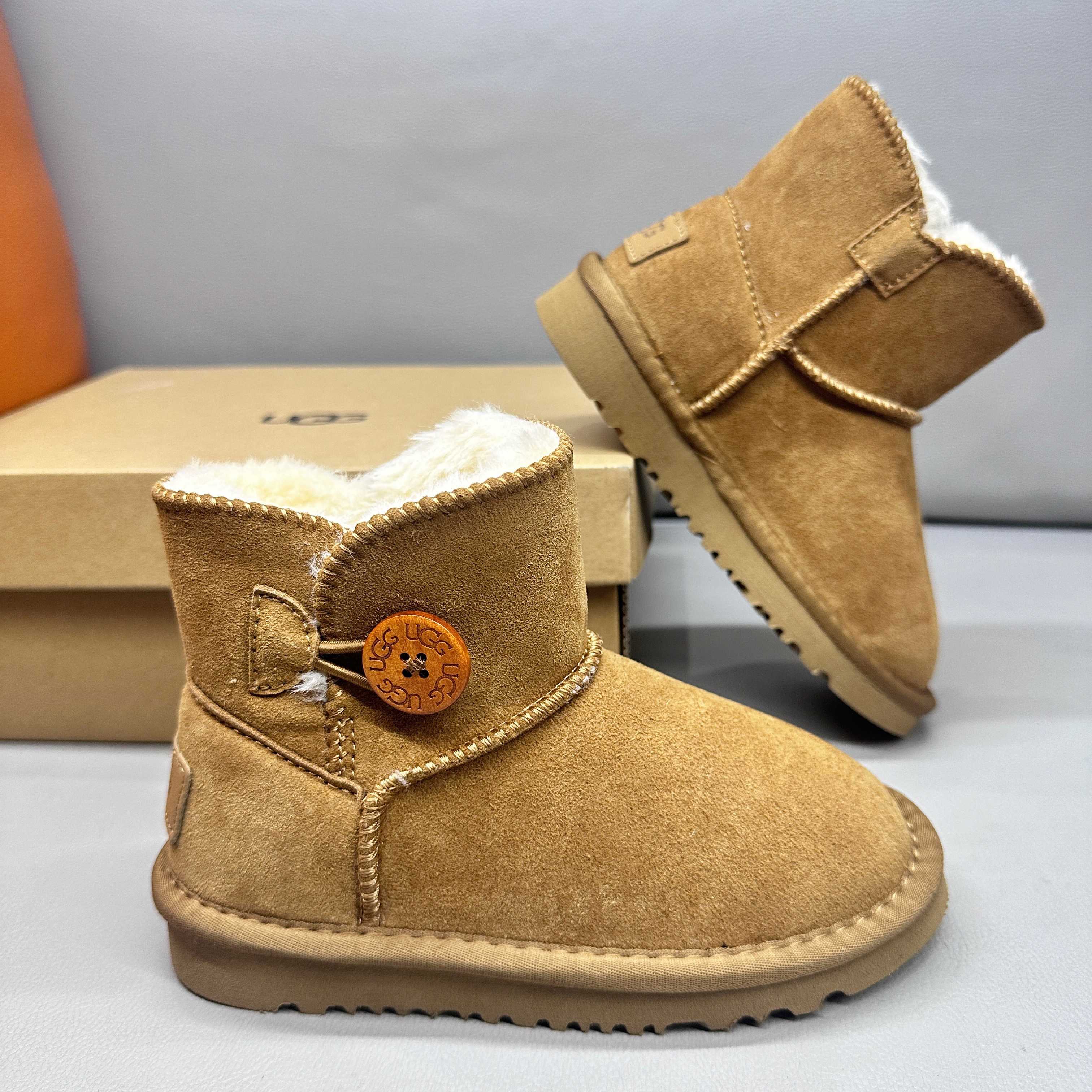 图片[7]-正确版UGG桃木扣儿童亲子雪地靴 ❄️ 尺码：21-37码 五色：栗色 黑色 暮粉色 灰色 巧色 内里防羊毛，保暖又环保♻️ 鞋面采用牛皮材质，保暖舒适❄️ 官网同步EVA大底，防滑耐磨✔️….. 货号：1016422-选品中心