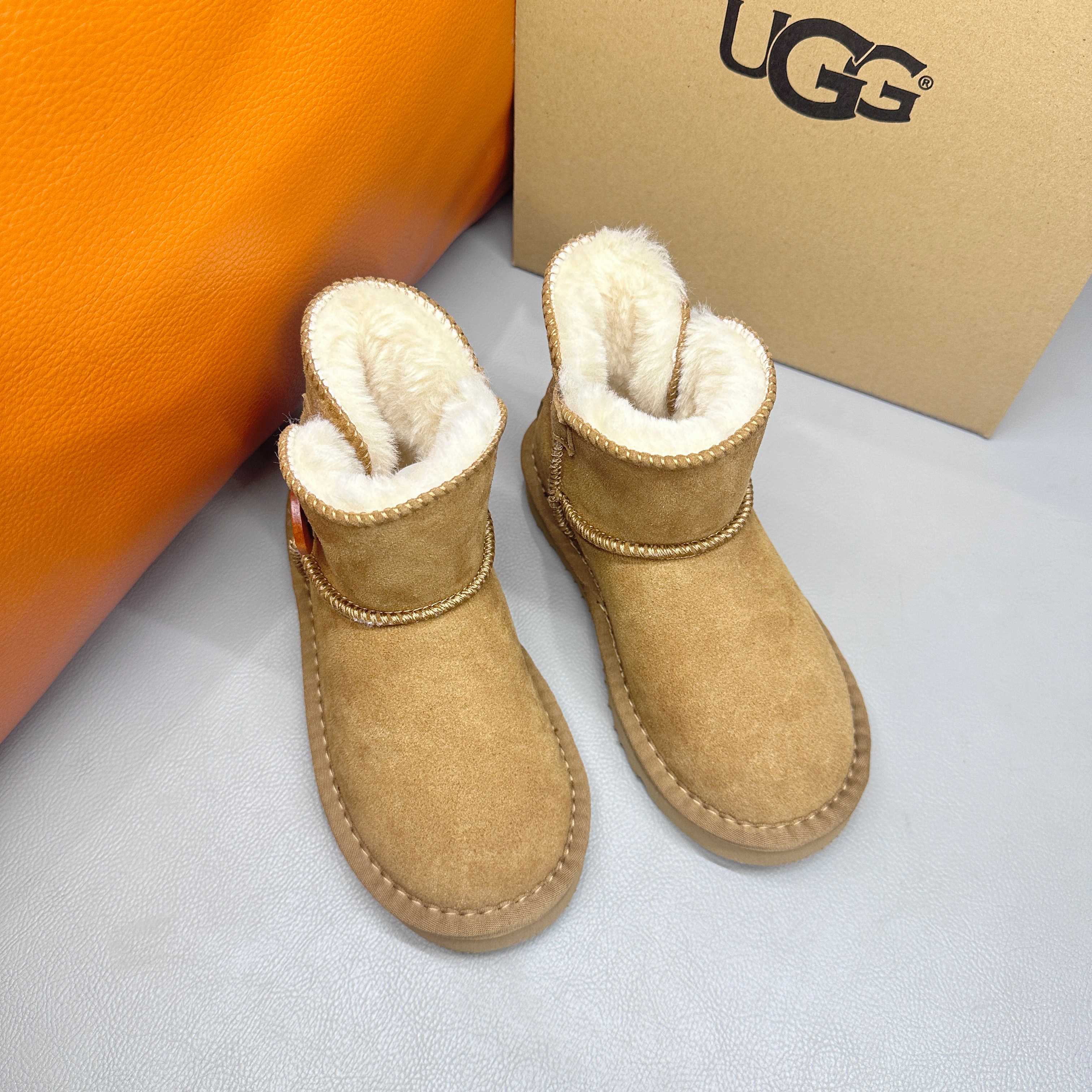 图片[6]-正确版UGG桃木扣儿童亲子雪地靴 ❄️ 尺码：21-37码 五色：栗色 黑色 暮粉色 灰色 巧色 内里防羊毛，保暖又环保♻️ 鞋面采用牛皮材质，保暖舒适❄️ 官网同步EVA大底，防滑耐磨✔️….. 货号：1016422-选品中心