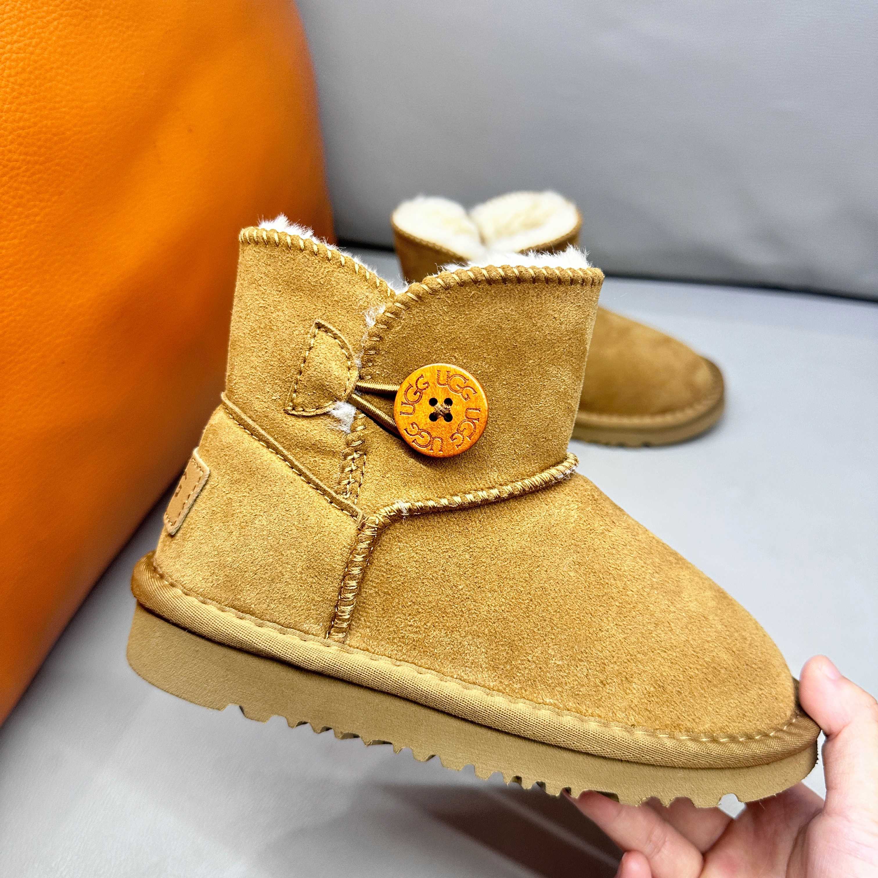 图片[8]-正确版UGG桃木扣儿童亲子雪地靴 ❄️ 尺码：21-37码 五色：栗色 黑色 暮粉色 灰色 巧色 内里防羊毛，保暖又环保♻️ 鞋面采用牛皮材质，保暖舒适❄️ 官网同步EVA大底，防滑耐磨✔️….. 货号：1016422-选品中心