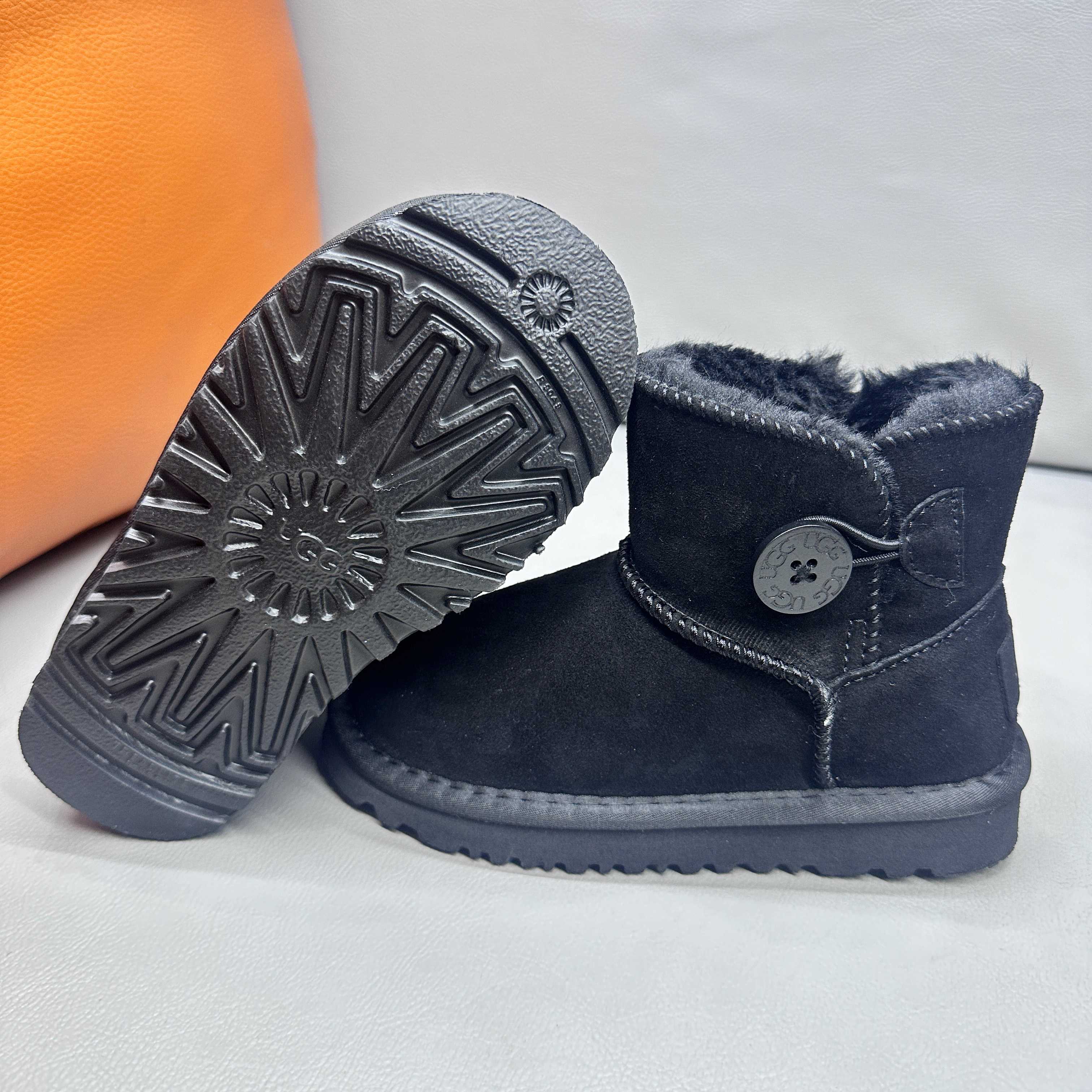 图片[2]-正确版UGG桃木扣儿童亲子雪地靴 ❄️ 尺码：21-37码 五色：栗色 黑色 暮粉色 灰色 巧色 内里防羊毛，保暖又环保♻️ 鞋面采用牛皮材质，保暖舒适❄️ 官网同步EVA大底，防滑耐磨✔️….. 货号：1016422-选品中心