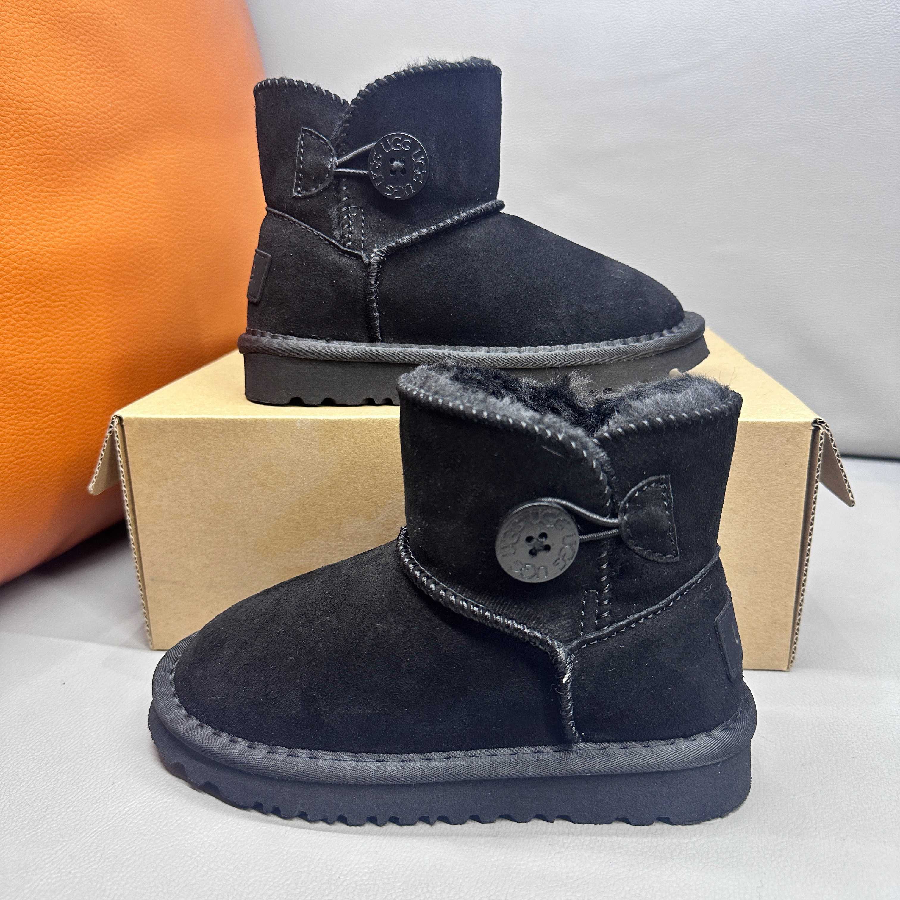 图片[4]-正确版UGG桃木扣儿童亲子雪地靴 ❄️ 尺码：21-37码 五色：栗色 黑色 暮粉色 灰色 巧色 内里防羊毛，保暖又环保♻️ 鞋面采用牛皮材质，保暖舒适❄️ 官网同步EVA大底，防滑耐磨✔️….. 货号：1016422-选品中心