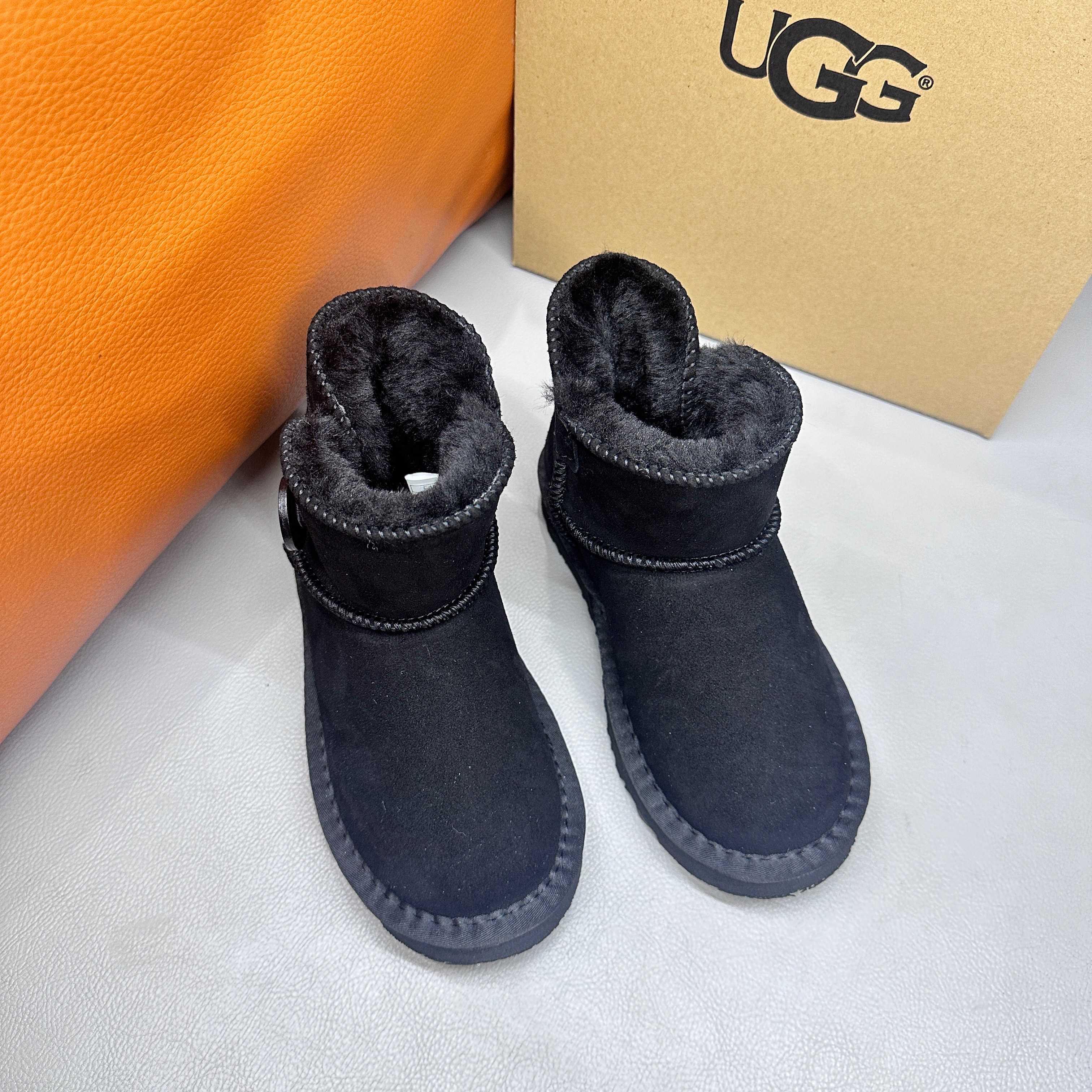 图片[6]-正确版UGG桃木扣儿童亲子雪地靴 ❄️ 尺码：21-37码 五色：栗色 黑色 暮粉色 灰色 巧色 内里防羊毛，保暖又环保♻️ 鞋面采用牛皮材质，保暖舒适❄️ 官网同步EVA大底，防滑耐磨✔️….. 货号：1016422-选品中心