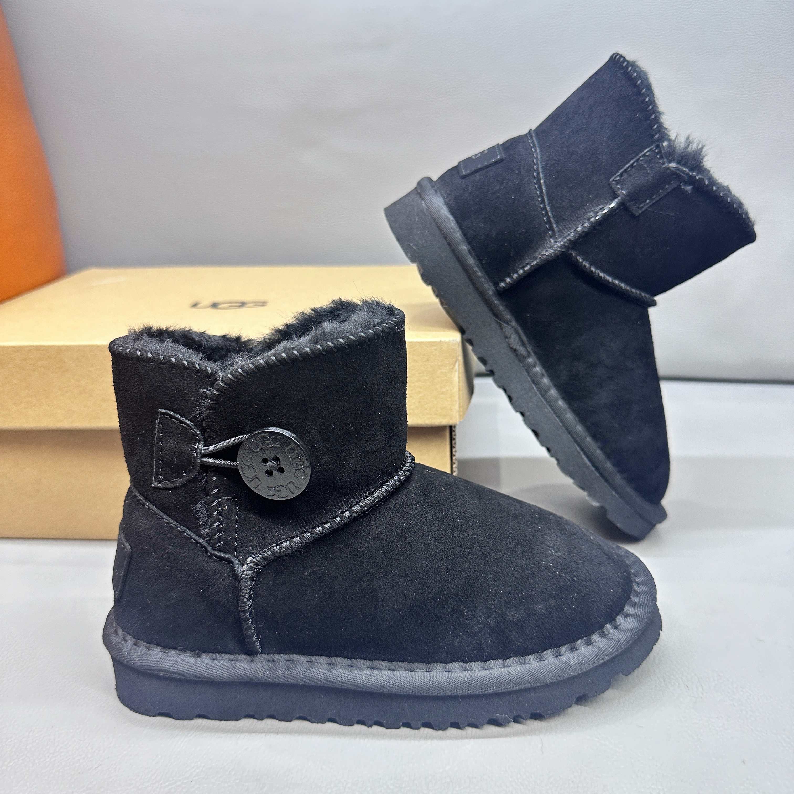 图片[7]-正确版UGG桃木扣儿童亲子雪地靴 ❄️ 尺码：21-37码 五色：栗色 黑色 暮粉色 灰色 巧色 内里防羊毛，保暖又环保♻️ 鞋面采用牛皮材质，保暖舒适❄️ 官网同步EVA大底，防滑耐磨✔️….. 货号：1016422-选品中心