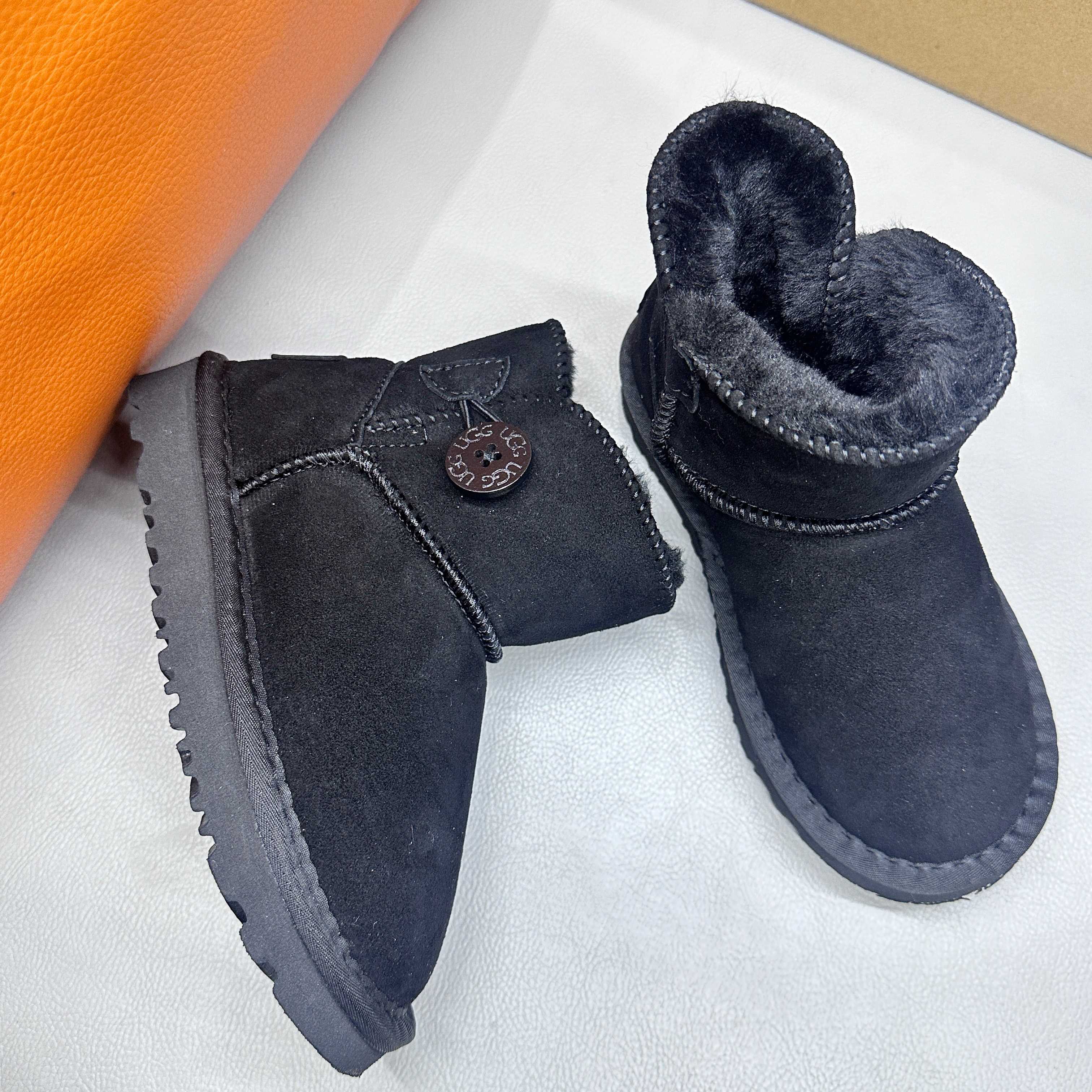 图片[9]-正确版UGG桃木扣儿童亲子雪地靴 ❄️ 尺码：21-37码 五色：栗色 黑色 暮粉色 灰色 巧色 内里防羊毛，保暖又环保♻️ 鞋面采用牛皮材质，保暖舒适❄️ 官网同步EVA大底，防滑耐磨✔️….. 货号：1016422-选品中心