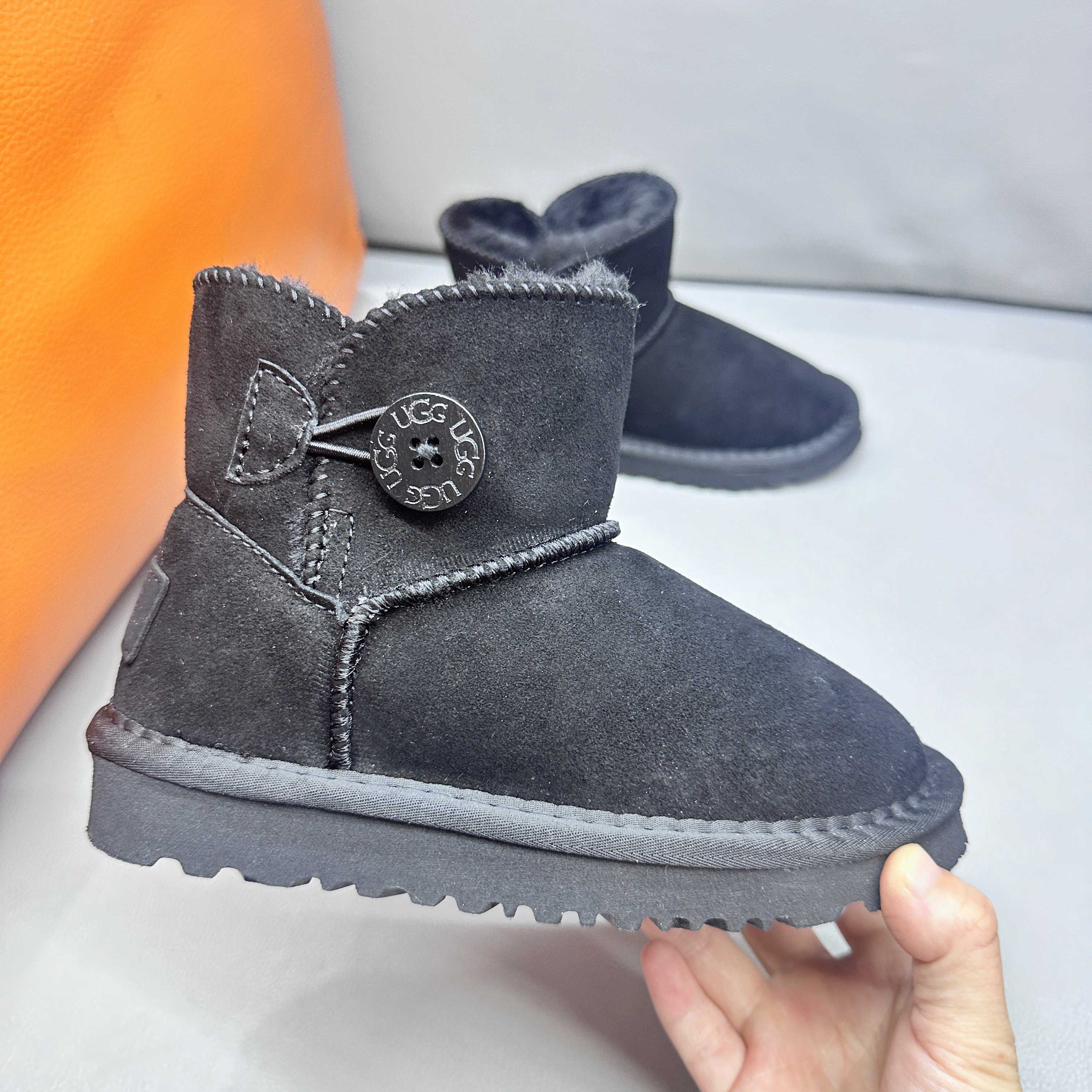 图片[8]-正确版UGG桃木扣儿童亲子雪地靴 ❄️ 尺码：21-37码 五色：栗色 黑色 暮粉色 灰色 巧色 内里防羊毛，保暖又环保♻️ 鞋面采用牛皮材质，保暖舒适❄️ 官网同步EVA大底，防滑耐磨✔️….. 货号：1016422-选品中心