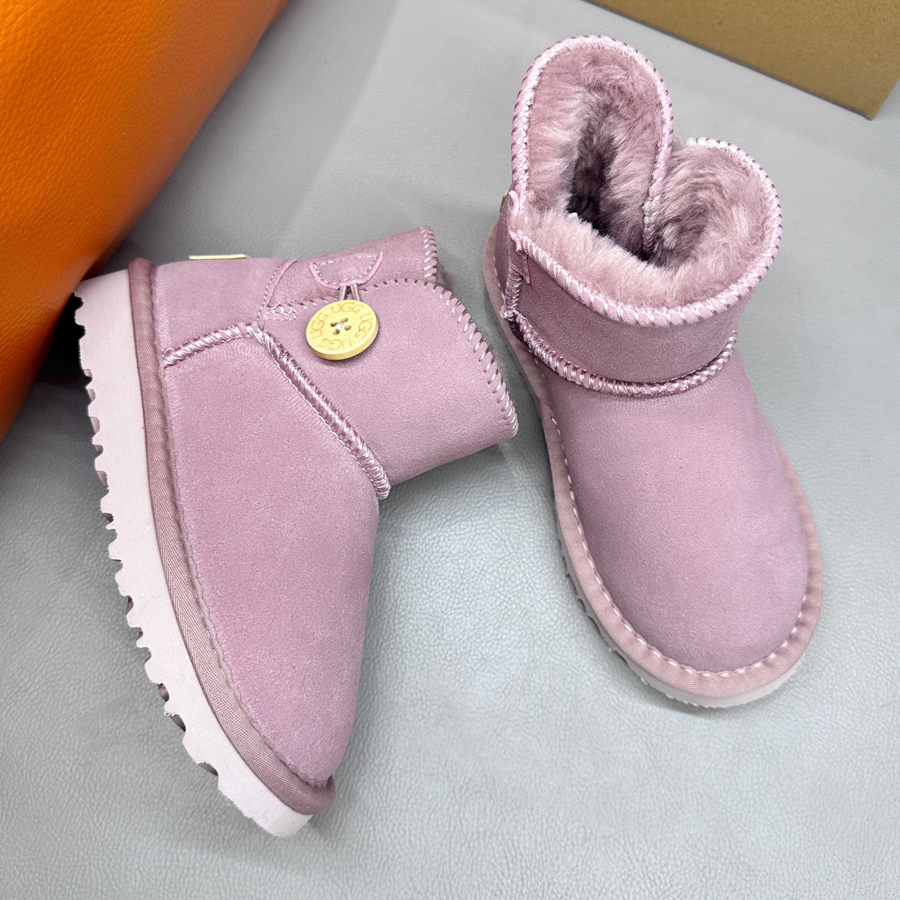 图片[9]-正确版UGG桃木扣儿童亲子雪地靴 ❄️ 尺码：21-37码 五色：栗色 黑色 暮粉色 灰色 巧色 内里防羊毛，保暖又环保♻️ 鞋面采用牛皮材质，保暖舒适❄️ 官网同步EVA大底，防滑耐磨✔️….. 货号：1016422-选品中心