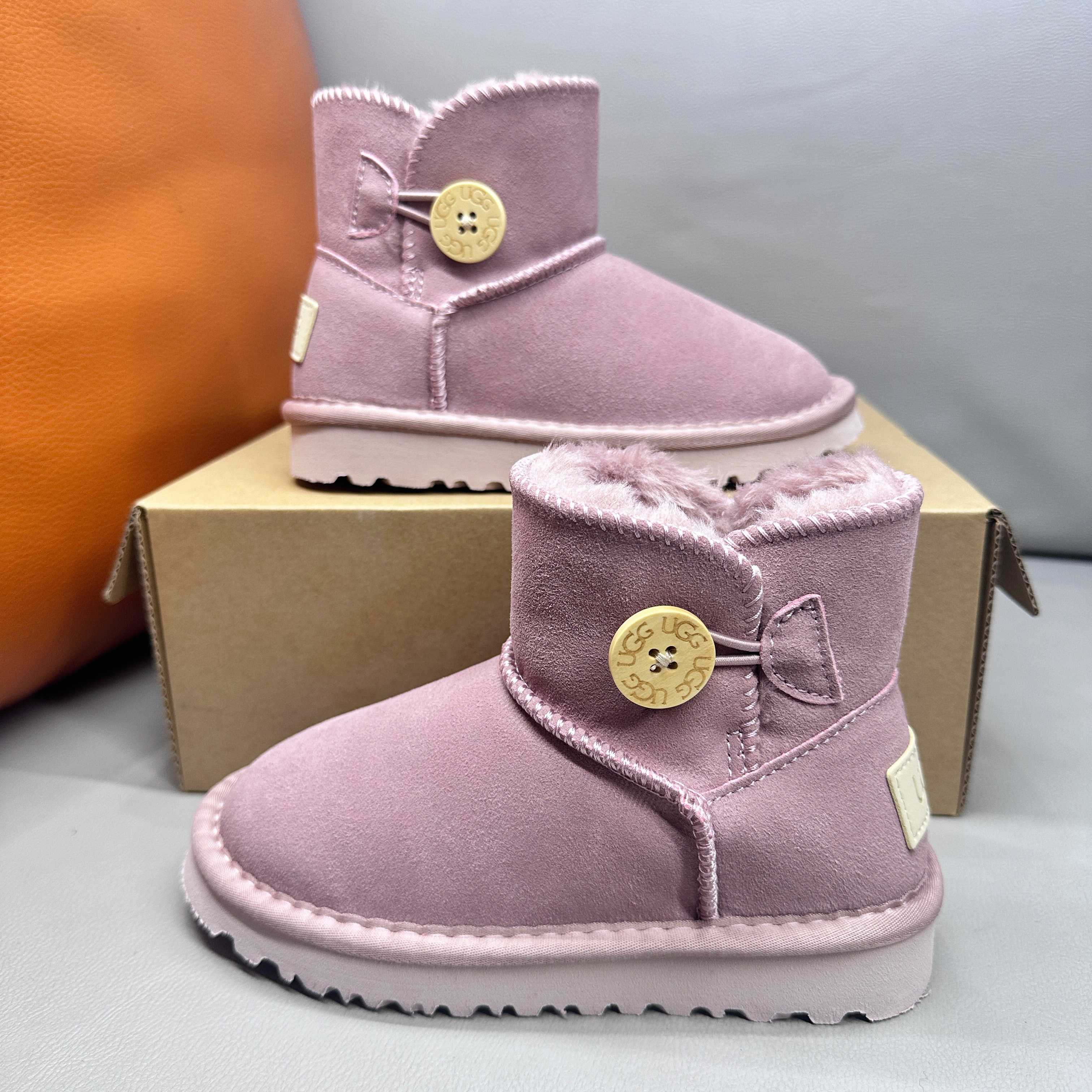 图片[4]-正确版UGG桃木扣儿童亲子雪地靴 ❄️ 尺码：21-37码 五色：栗色 黑色 暮粉色 灰色 巧色 内里防羊毛，保暖又环保♻️ 鞋面采用牛皮材质，保暖舒适❄️ 官网同步EVA大底，防滑耐磨✔️….. 货号：1016422-选品中心