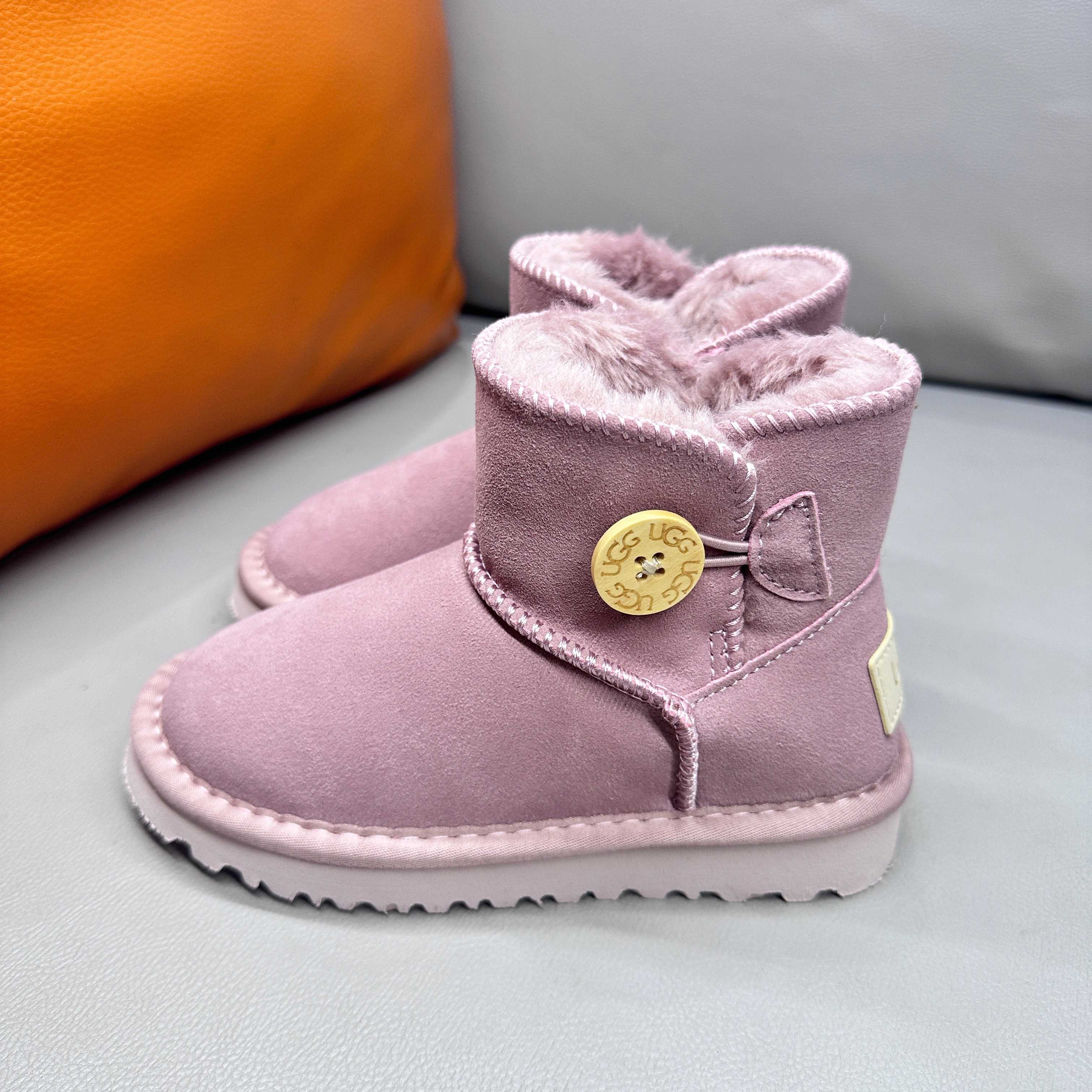 正确版UGG桃木扣儿童亲子雪地靴 ❄️ 尺码：21-37码 五色：栗色 黑色 暮粉色 灰色 巧色 内里防羊毛，保暖又环保♻️ 鞋面采用牛皮材质，保暖舒适❄️ 官网同步EVA大底，防滑耐磨✔️….. 货号：1016422-选品中心